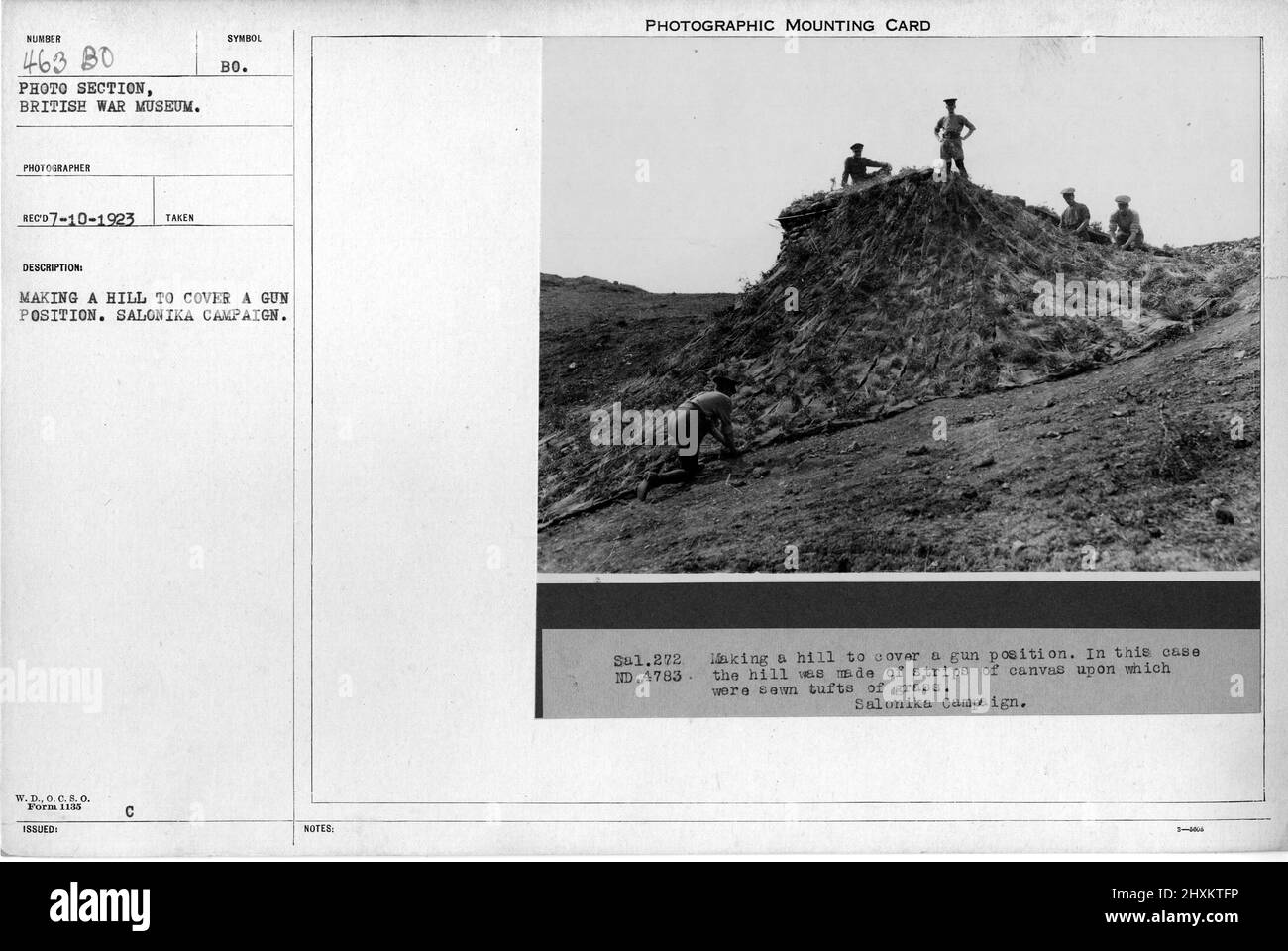 Faire une colline pour couvrir une position de canon. Campagne Salonika. Collection de photographies de la première Guerre mondiale, 1914-1918 qui décrivent les activités militaires des forces armées et du personnel britanniques et d'autres nations pendant la première Guerre mondiale Banque D'Images