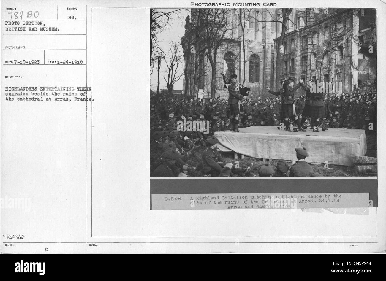 Les Highlanders divertirent leurs camarades à côté des ruines de la cathédrale d'Arras, en France. 1-24-1918. Collection de photographies de la première Guerre mondiale, 1914-1918 qui décrivent les activités militaires des forces armées et du personnel britanniques et d'autres nations pendant la première Guerre mondiale Banque D'Images