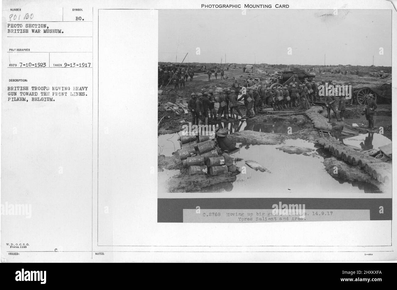 Les troupes britanniques se déplacent de lourdes armes vers les lignes de front. Pilkem, Belgique. 9-13-1917. Collection de photographies de la première Guerre mondiale, 1914-1918 qui décrivent les activités militaires des forces armées et du personnel britanniques et d'autres nations pendant la première Guerre mondiale Banque D'Images