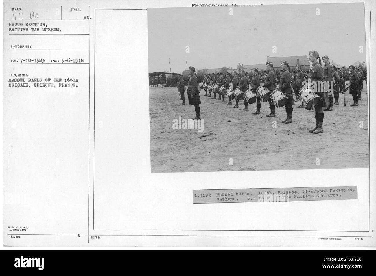 Massés de groupes de la Brigade 166th, Bethune, France. Collection de photographies de la première Guerre mondiale, 1914-1918 qui décrivent les activités militaires des forces armées et du personnel britanniques et d'autres nations pendant la première Guerre mondiale Banque D'Images