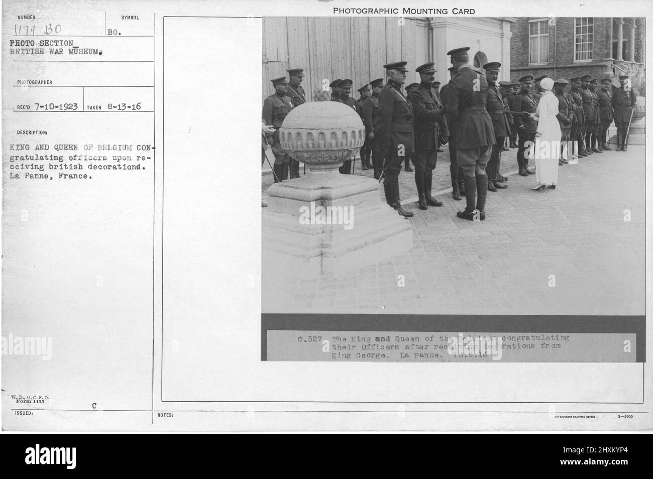 Roi et reine de Belgique félicitant les officiers d'avoir reçu des décorations britanniques. La panne, France. Collection de photographies de la première Guerre mondiale, 1914-1918 qui décrivent les activités militaires des forces armées et du personnel britanniques et d'autres nations pendant la première Guerre mondiale Banque D'Images