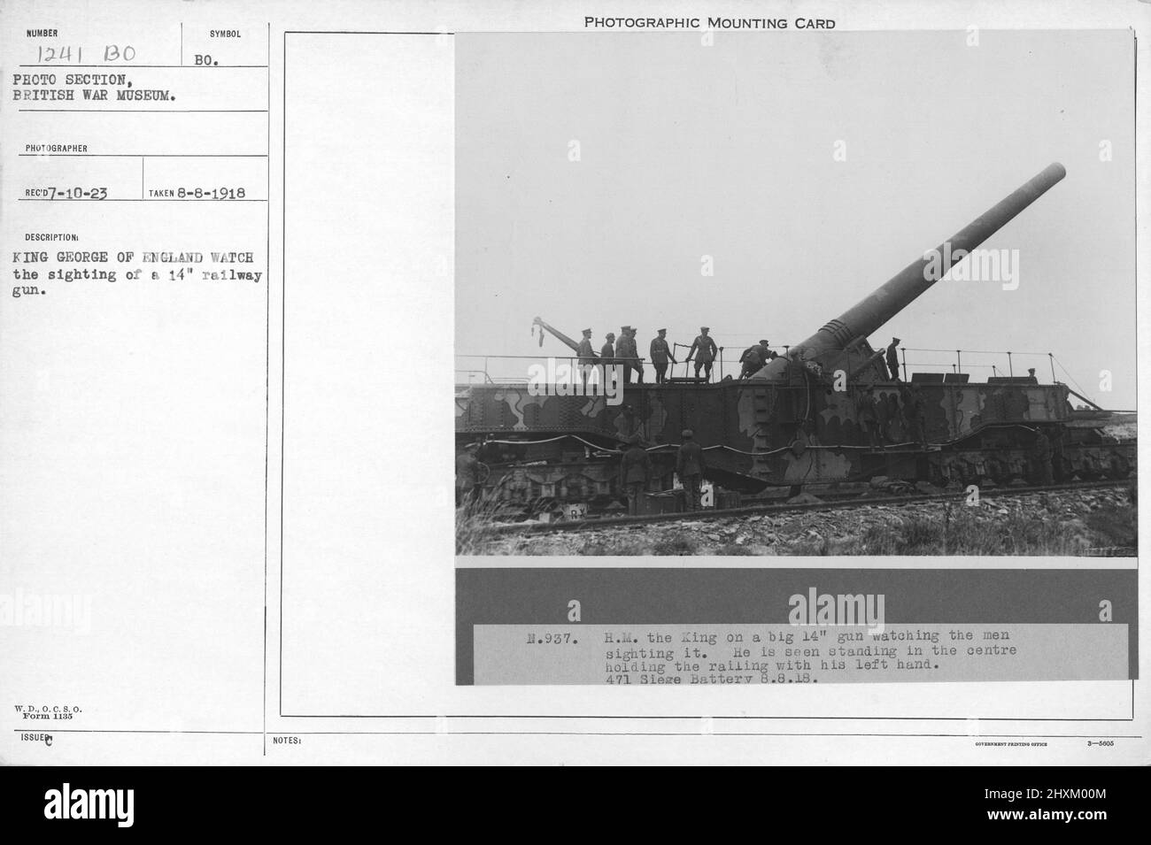 Le roi George d'Angleterre regarde[es] l'observation d'un canon de 14'. 8-8-1918. Collection de photographies de la première Guerre mondiale, 1914-1918 qui décrivent les activités militaires des forces armées et du personnel britanniques et d'autres nations pendant la première Guerre mondiale Banque D'Images