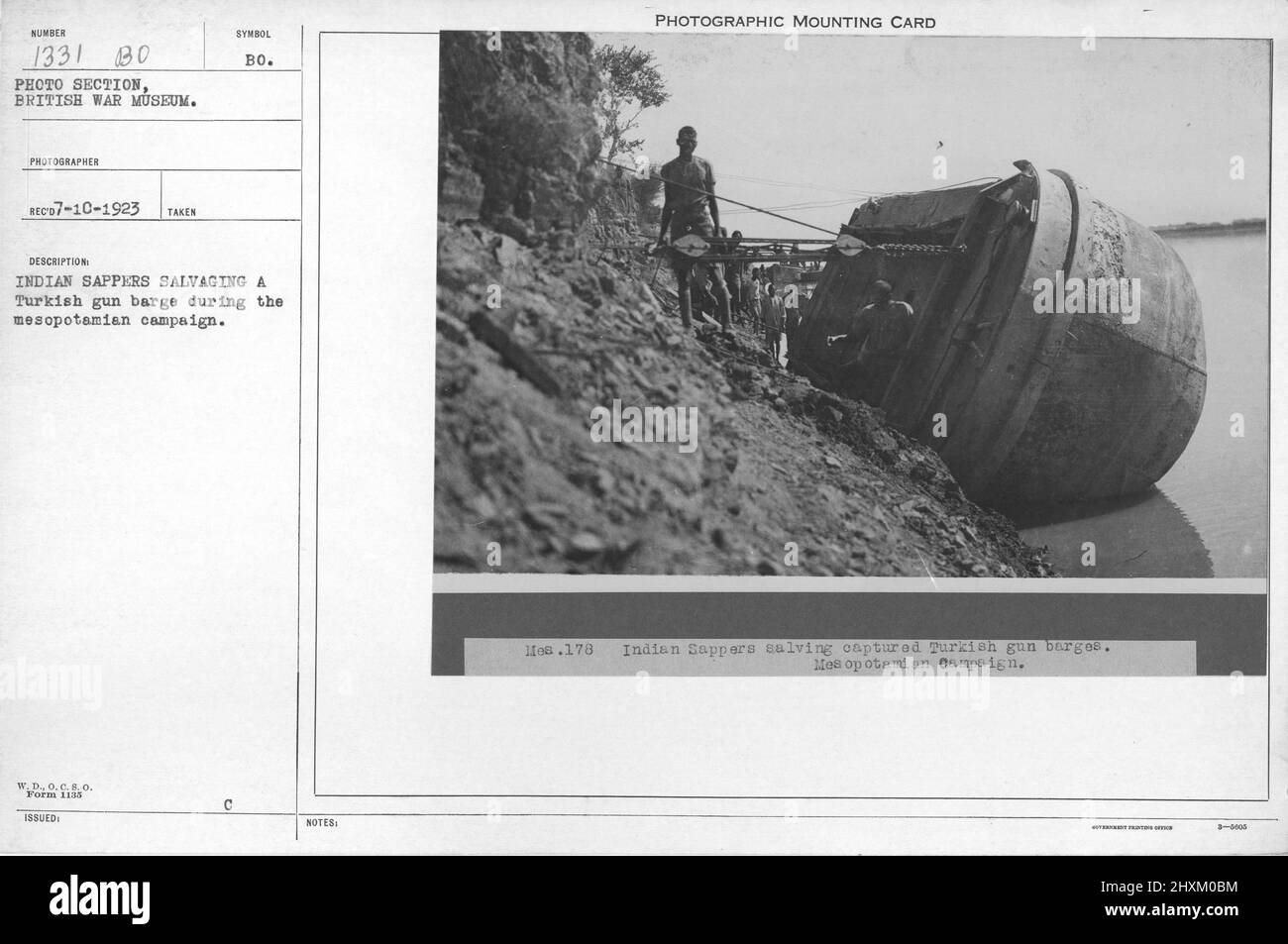 Des sapeurs indiens salvaient une barge turque pendant la campagne mésopotamienne. Collection de photographies de la première Guerre mondiale, 1914-1918 qui décrivent les activités militaires des forces armées et du personnel britanniques et d'autres nations pendant la première Guerre mondiale Banque D'Images