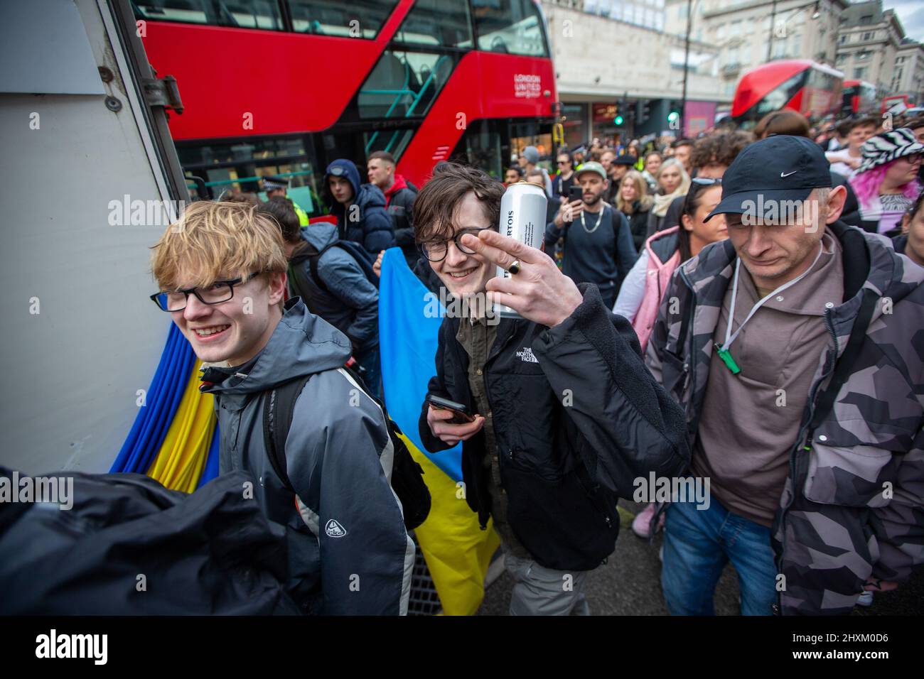 Londres, Angleterre, Royaume-Uni. 13th mars 2022. Des centaines de personnes se sont jointes au défilé de danse pour la paix dans le centre de Londres pour recueillir des dons pour l'Ukraine. (Image de crédit : © Tayfun Salci/ZUMA Press Wire) Banque D'Images