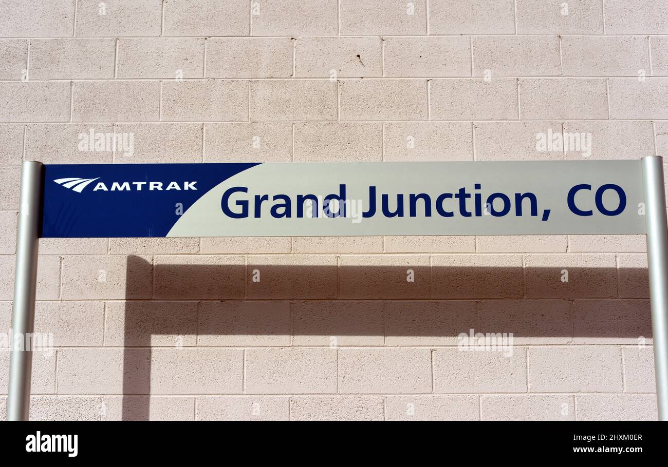 Panneau de la gare Amtrak à Grand Junction, Colorado, un après-midi chaud en juin Banque D'Images