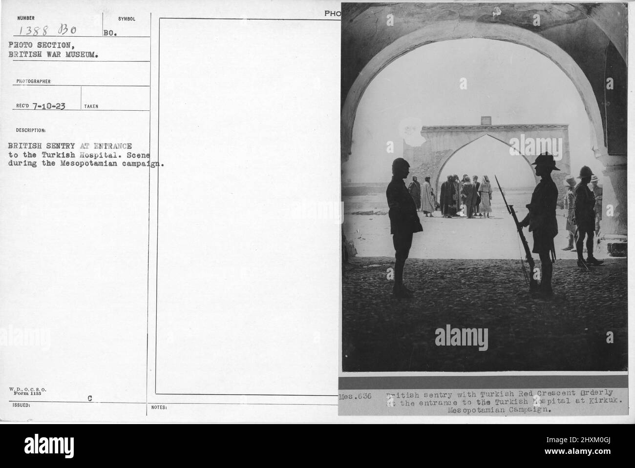 Le sentinelle britannique à l'entrée de l'hôpital turc pendant la campagne mésopotamienne. Collection de photographies de la première Guerre mondiale, 1914-1918 qui décrivent les activités militaires des forces armées et du personnel britanniques et d'autres nations pendant la première Guerre mondiale Banque D'Images