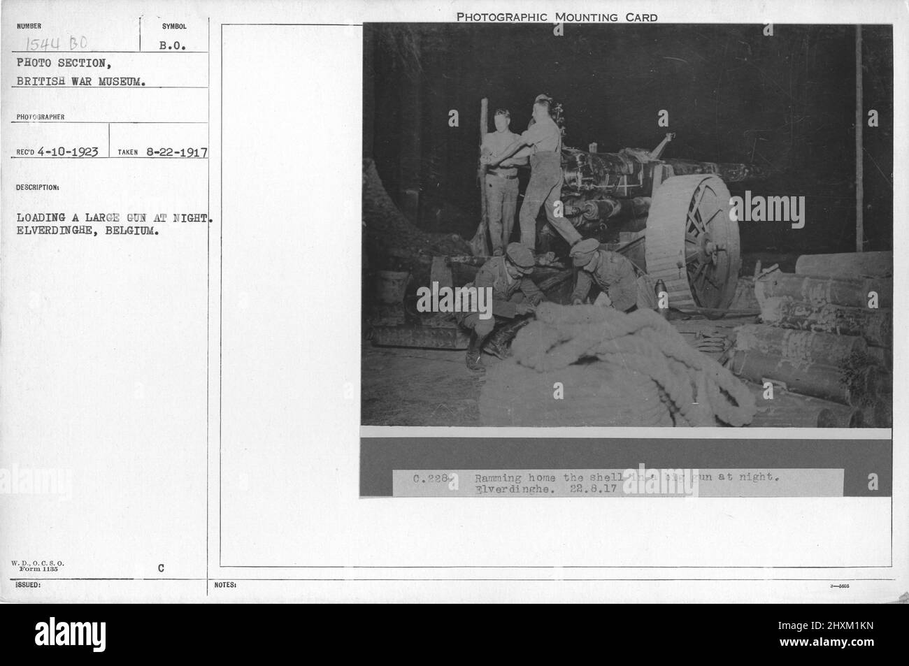 Chargement d'un gros pistolet la nuit. Elverdinghe, Belgique. 8-22-1917. Collection de photographies de la première Guerre mondiale, 1914-1918 qui décrivent les activités militaires des forces armées et du personnel britanniques et d'autres nations pendant la première Guerre mondiale Banque D'Images