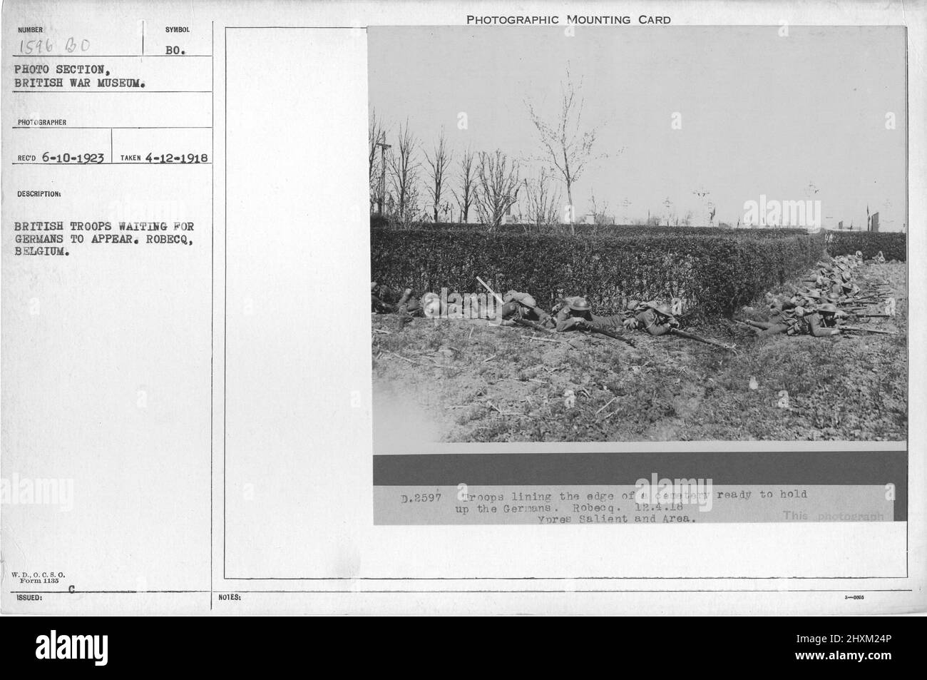 Des troupes britanniques attendent la présence d'Allemands. Robecq, Belgique. 4-12-1918. Collection de photographies de la première Guerre mondiale, 1914-1918 qui décrivent les activités militaires des forces armées et du personnel britanniques et d'autres nations pendant la première Guerre mondiale Banque D'Images