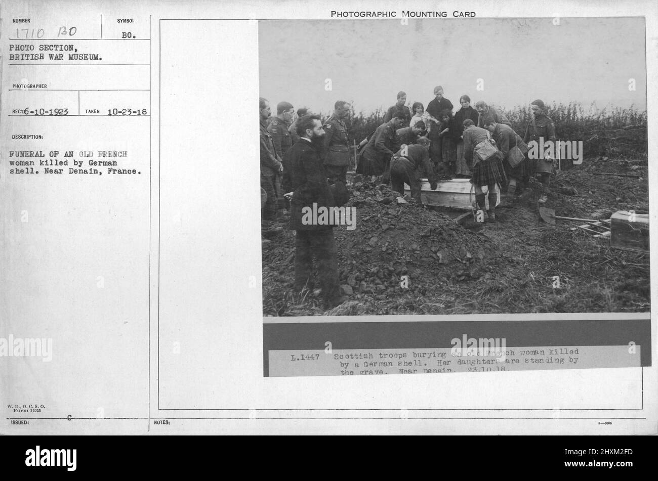 Funérailles d'une ancienne française tuée par la carapace allemande. Près de Donain, France. Collection de photographies de la première Guerre mondiale, 1914-1918 qui décrivent les activités militaires des forces armées et du personnel britanniques et d'autres nations pendant la première Guerre mondiale Banque D'Images