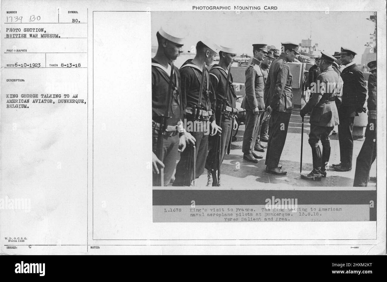 Le roi George parle à un aviateur américain, Dunkerque, Belgique. Collection de photographies de la première Guerre mondiale, 1914-1918 qui décrivent les activités militaires des forces armées et du personnel britanniques et d'autres nations pendant la première Guerre mondiale Banque D'Images