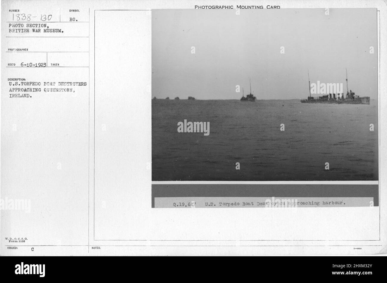 Les destroyers de bateaux américains Torpedo approchant Queenstown, en Irlande. Collection de photographies de la première Guerre mondiale, 1914-1918 qui décrivent les activités militaires des forces armées et du personnel britanniques et d'autres nations pendant la première Guerre mondiale Banque D'Images