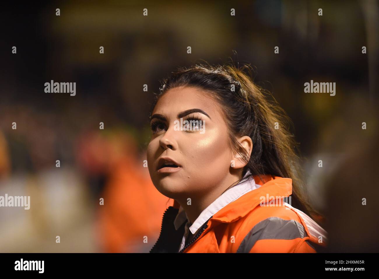 Femme déléguée de football regardant la foule au match des Wolverhampton Wanderers à Molineux 03/04/2018 Banque D'Images