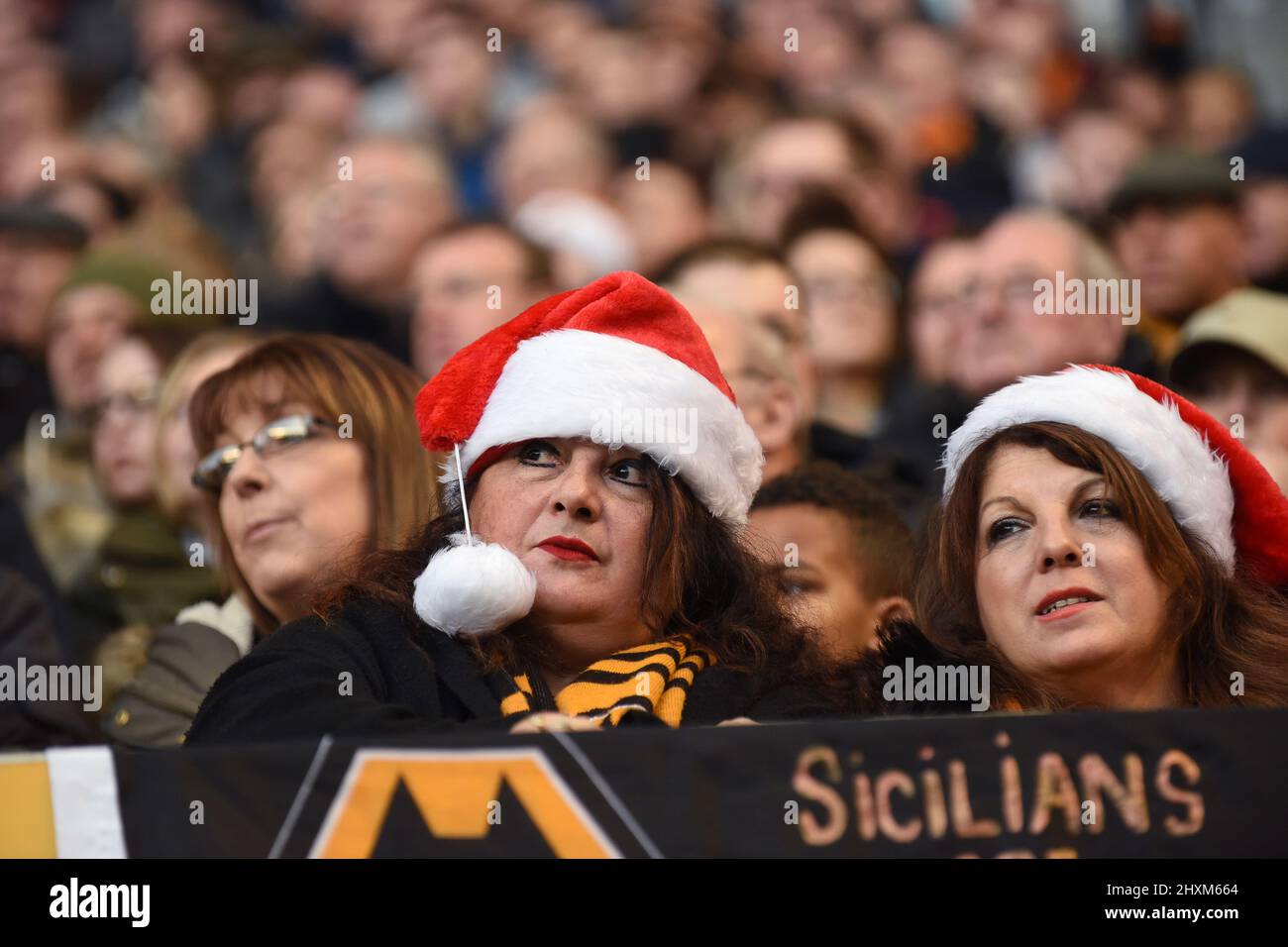 Supporters fans de Wolverhampton Wanderers portant Noël festif Santa hates à Molineux 23/12/2017 Banque D'Images