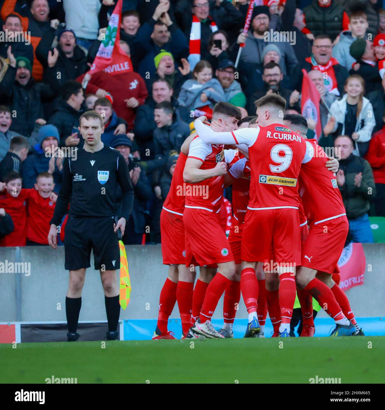 Windsor Park, Belfast, Irlande du Nord, Royaume-Uni. 13 mars 2022. Finale de la coupe de la Ligue BetMcLean – Cliftonville contre Coleraine. Le match d'aujourd'hui entre Cliftonville (rouge) et Coleraine est la première finale nationale de football de coupe à avoir lieu un dimanche en Irlande du Nord. Action de la finale d'aujourd'hui. Paul O'Neill a obtenu deux résultats. Crédit : CAZIMB/Alamy Live News. Banque D'Images