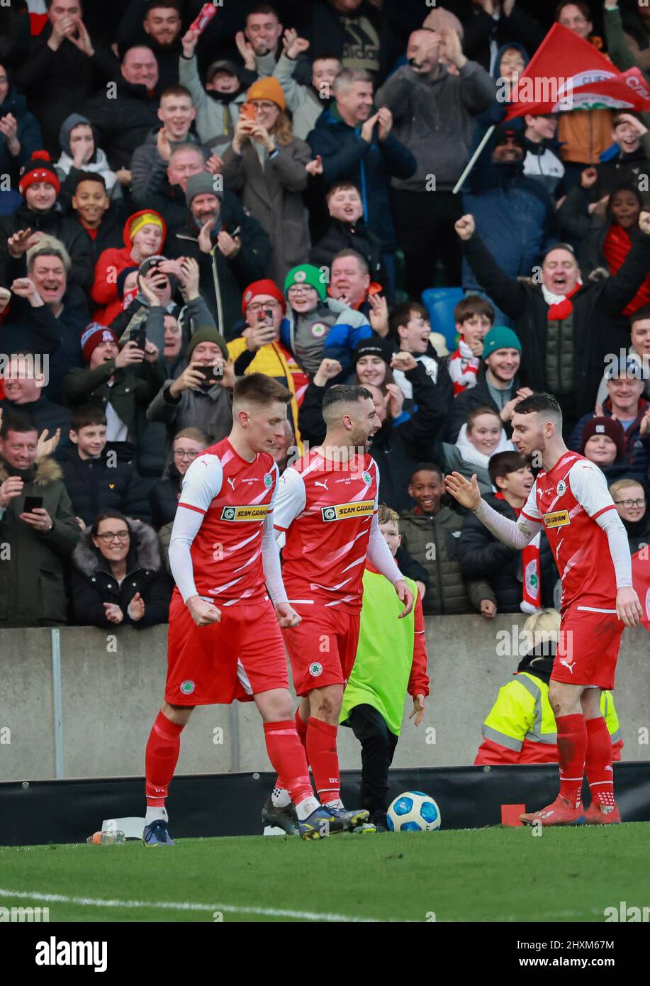 Windsor Park, Belfast, Irlande du Nord, Royaume-Uni. 13 mars 2022. Finale de la coupe de la Ligue BetMcLean – Cliftonville contre Coleraine. Le match d'aujourd'hui entre Cliftonville (rouge) et Coleraine est la première finale nationale de football de coupe à avoir lieu un dimanche en Irlande du Nord. Action de la finale d'aujourd'hui. Joe Gormley en fait 4-2 Cliftonville et fête. Crédit : CAZIMB/Alamy Live News. Banque D'Images