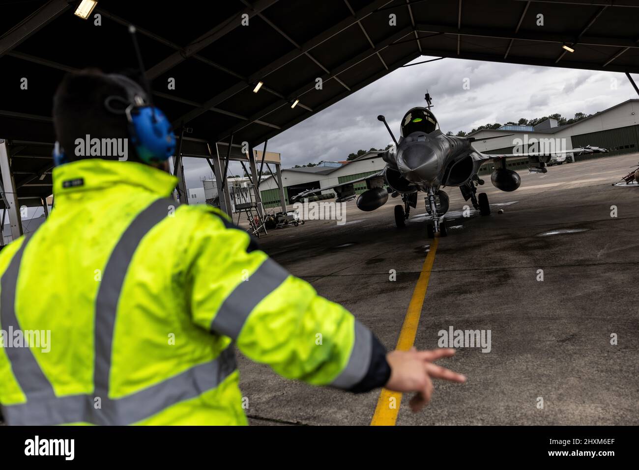Un chasseur de Rafale français se prépare à lancer une mission de patrouille aérienne de combat (CAP) au-dessus de la Pologne. Le 24 février, l'Armée de l'Air française a commencé à voler des sorties au-dessus de la Pologne, contribuant ainsi à la sécurité du ciel au-dessus de la partie orientale de l'Alliance. (Photo: OTAN) Banque D'Images