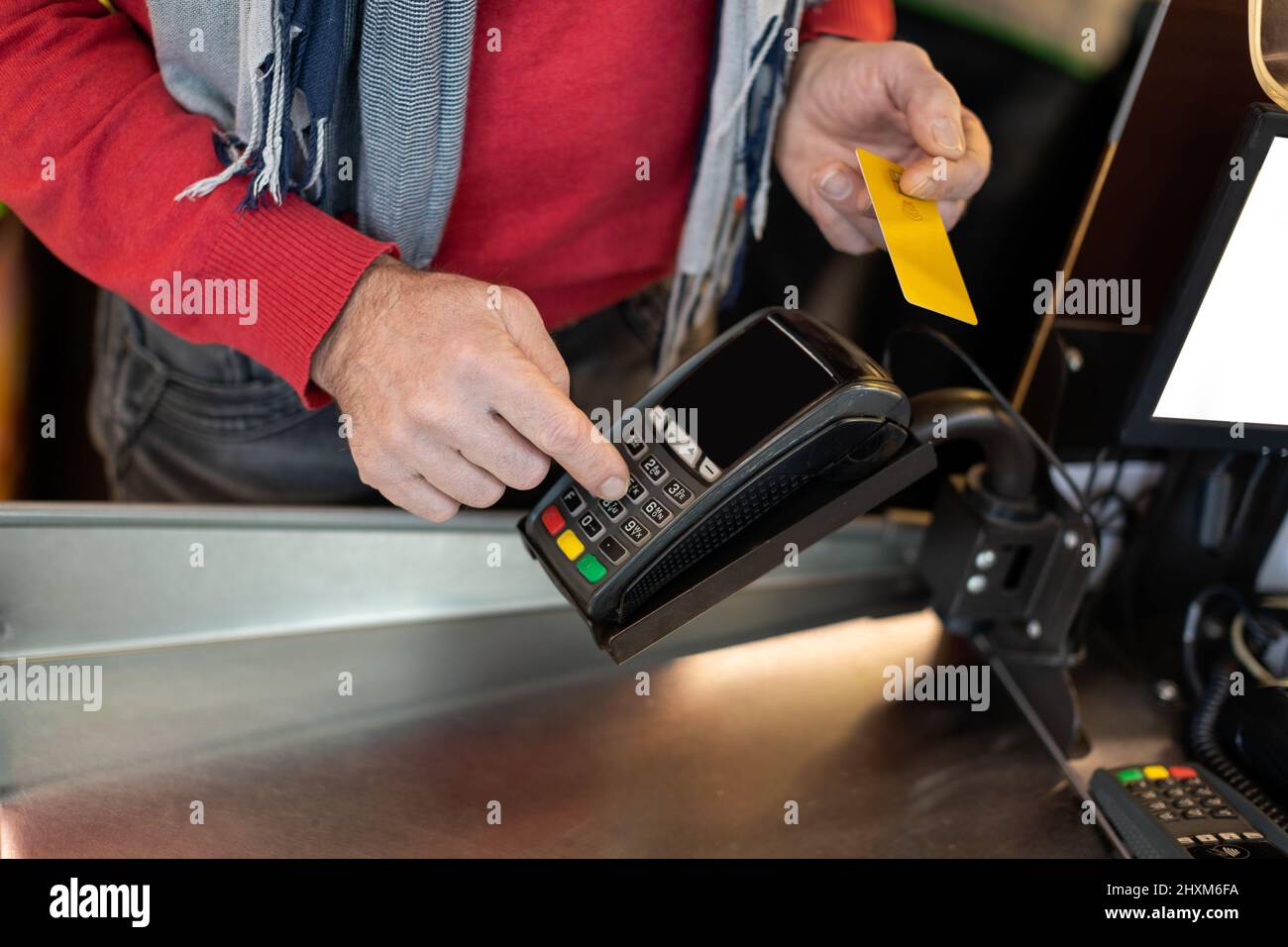 Client masculin méconnaissable payant par carte de crédit Banque D'Images