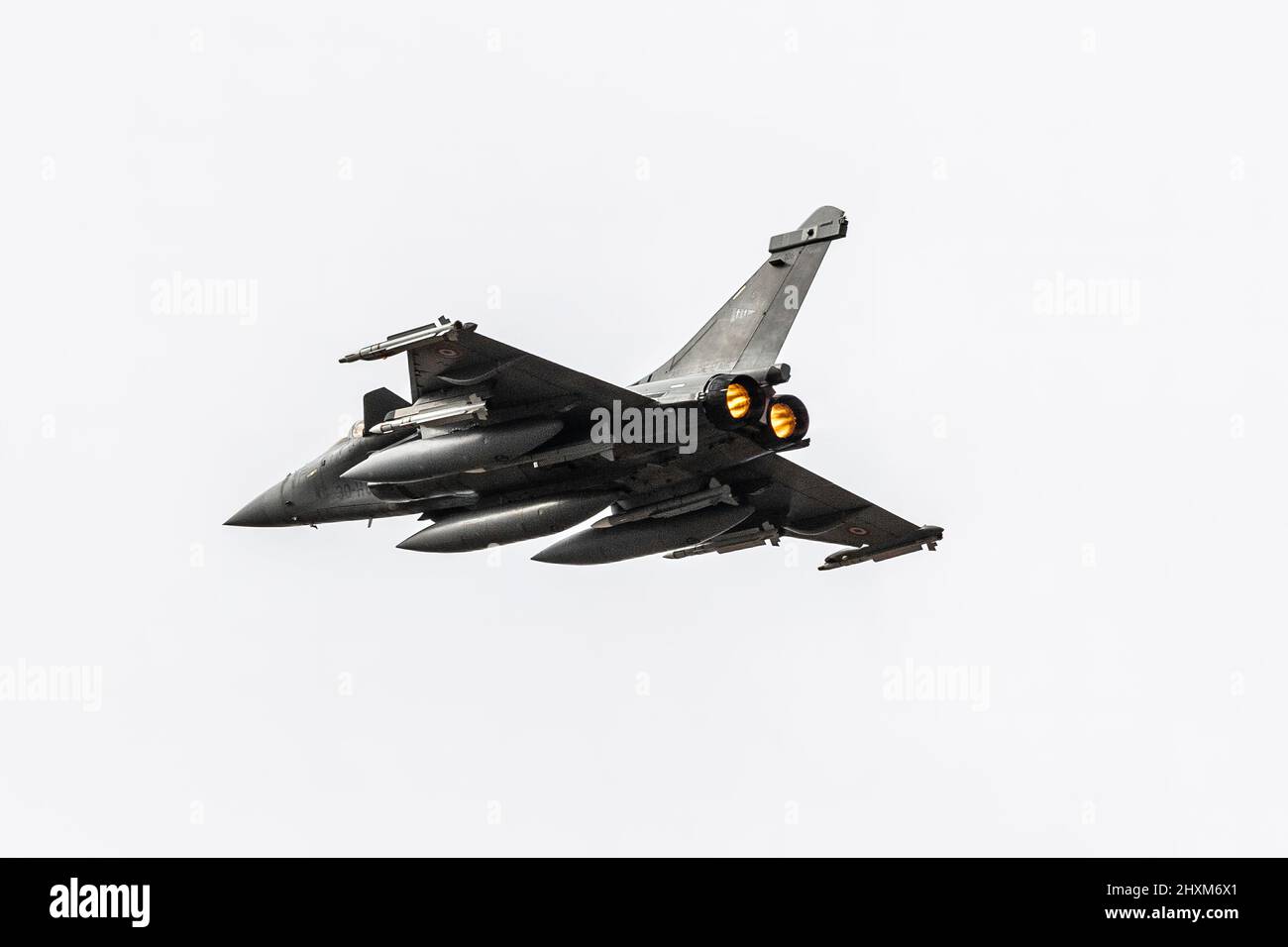 Un chasseur de Rafale français frappe les feux arrière-plan au-dessus de la base aérienne de Mont-de-Marsan alors qu'il lance une mission de patrouille aérienne de combat (CAP) au-dessus de la Pologne. Le 24 février, l'Armée de l'Air française a commencé à voler des sorties au-dessus de la Pologne, contribuant ainsi à la sécurité du ciel au-dessus de la partie orientale de l'Alliance. (Photo: OTAN) Banque D'Images