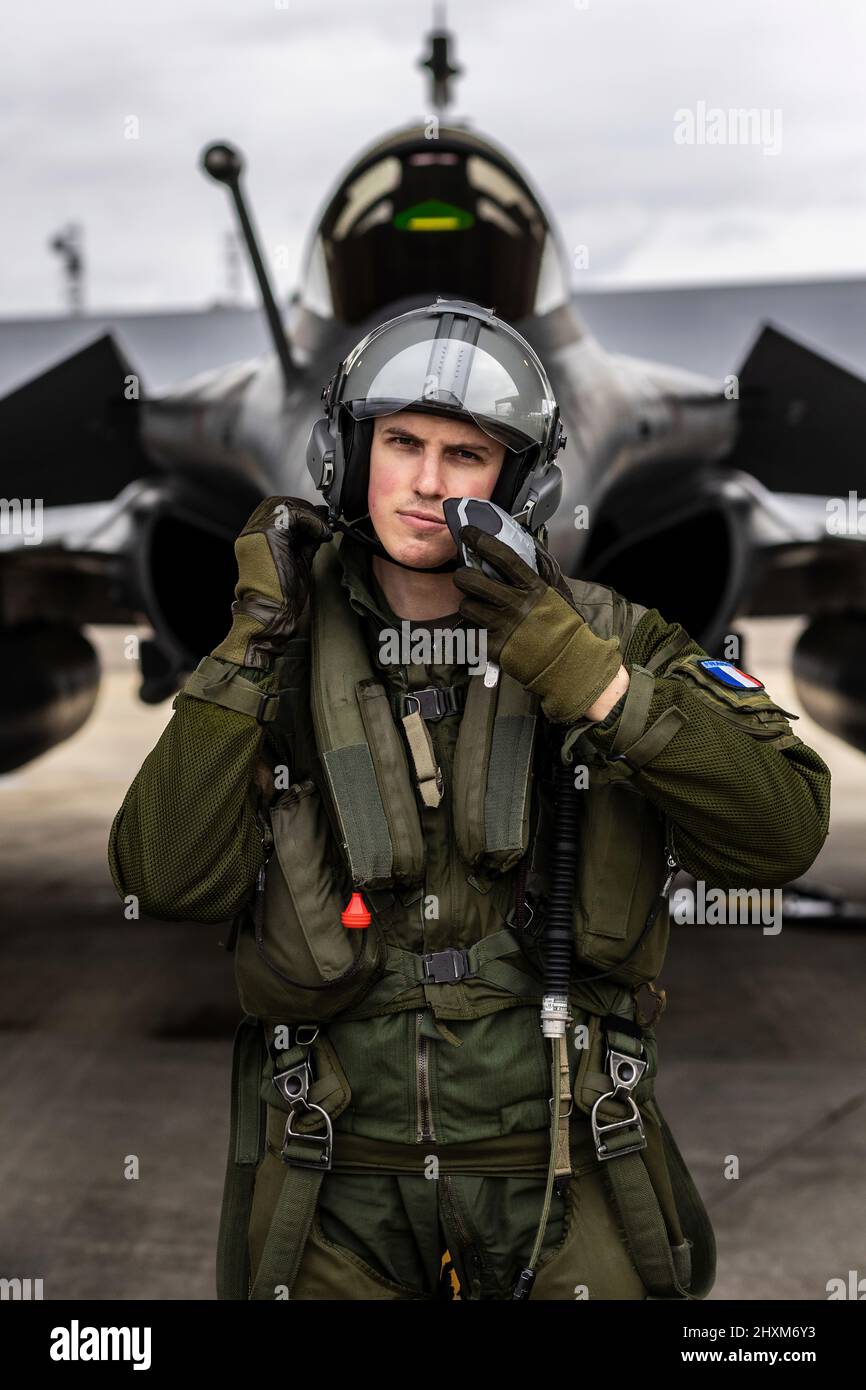 Le lieutenant français Balek pose devant son avion de chasse Rafale à la base aérienne de Mont-de-Marsan. Le 24 février, l'Armée de l'Air française a commencé à voler des sorties au-dessus de la Pologne, contribuant ainsi à la sécurité du ciel au-dessus de la partie orientale de l'Alliance. (Photo: OTAN) Banque D'Images