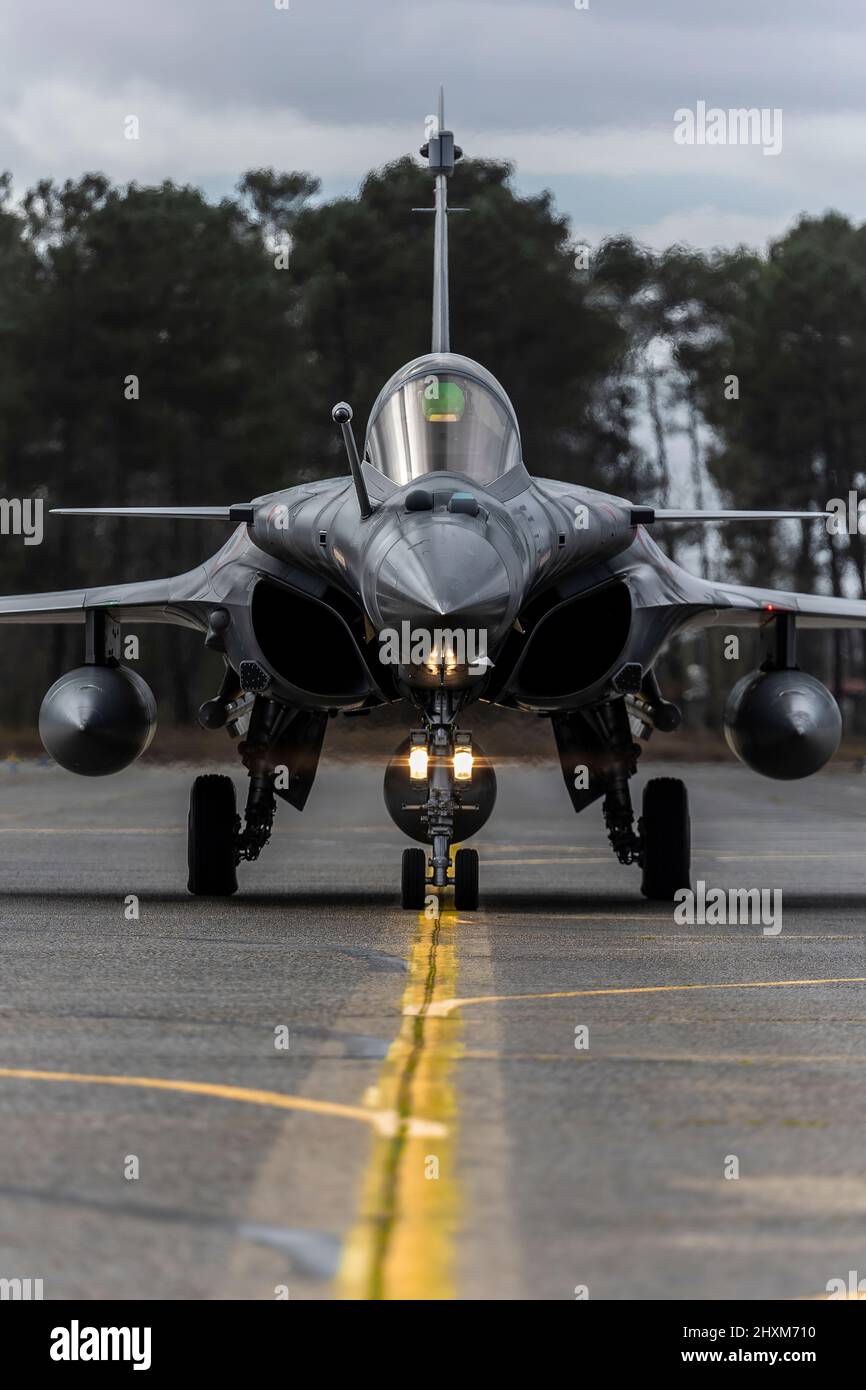 Un avion-taxi français Rafale pour le décollage à la base aérienne de Mont-de-Marsan alors qu'il se prépare à lancer une mission de patrouille aérienne de combat (CAP) au-dessus de la Pologne. Le 24 février, l'Armée de l'Air française a commencé à voler des sorties au-dessus de la Pologne, contribuant ainsi à la sécurité du ciel au-dessus de la partie orientale de l'Alliance. (Photo: OTAN) Banque D'Images