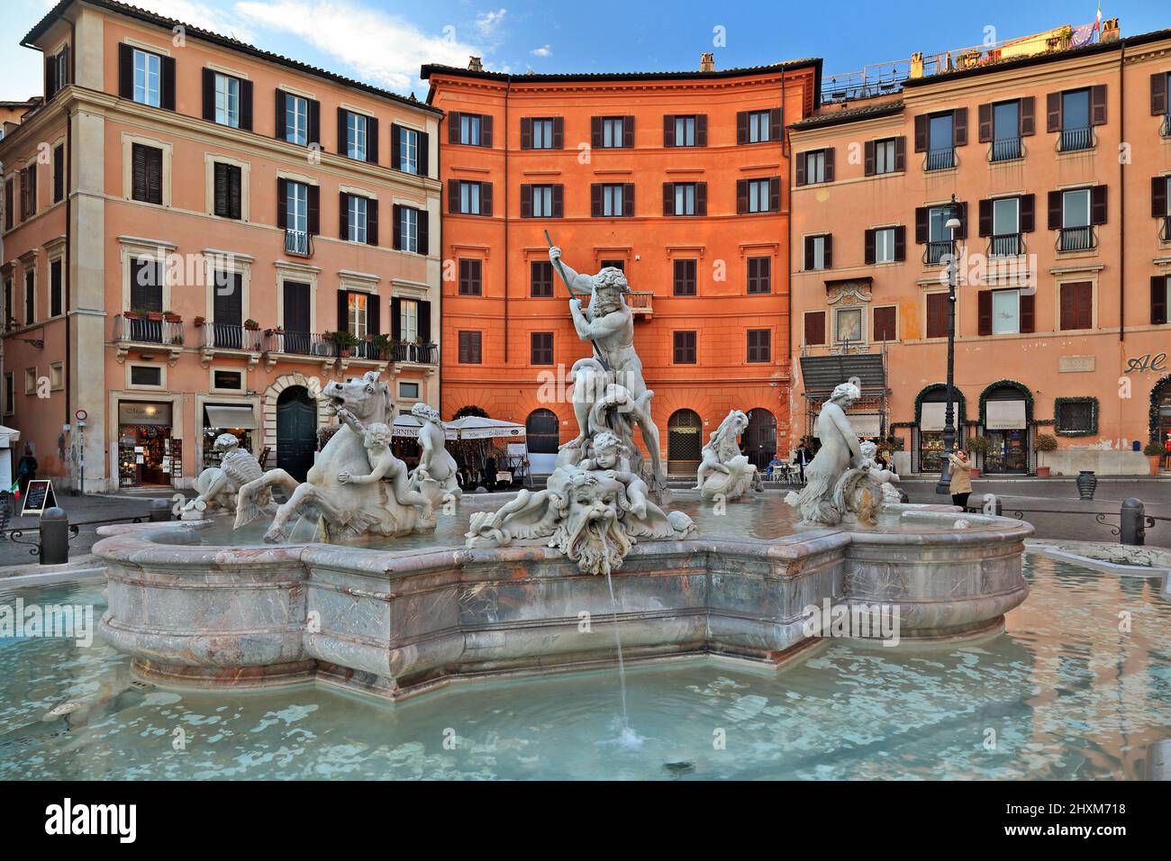 Fontaine de Neptune à la Piazza Navona, Rome, Italie. Le dieu grec Neptune lutte avec un poulpe, encadré par d'autres sculptures mythologiques. Banque D'Images
