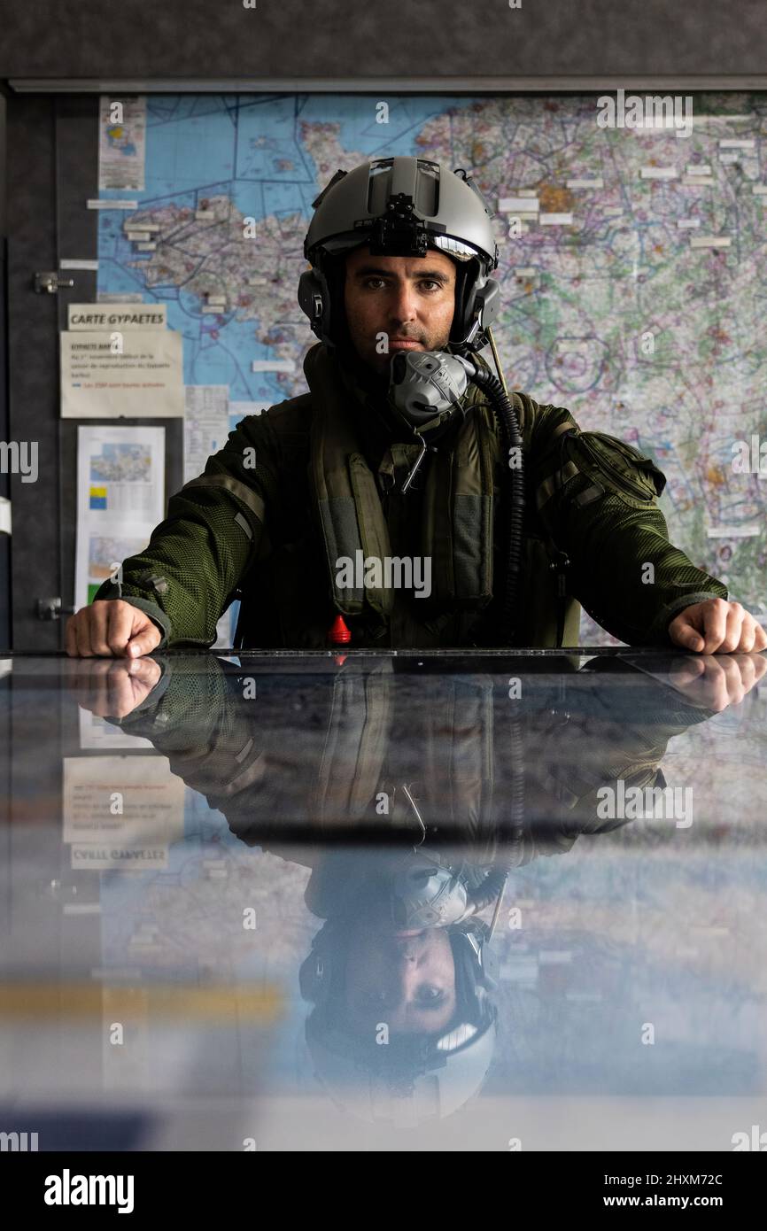 Un chasseur français s'assille à la base aérienne de Mont-de-Marsan alors qu'il se prépare à lancer une mission de patrouille aérienne de combat (CAP) au-dessus de la Pologne. Le 24 février, l'Armée de l'Air française a commencé à voler des sorties au-dessus de la Pologne, contribuant ainsi à la sécurité du ciel au-dessus de la partie orientale de l'Alliance. (Photo: OTAN) Banque D'Images