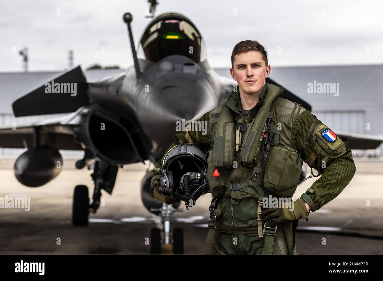 Le lieutenant français Balek pose devant son avion de chasse Rafale à la base aérienne de Mont-de-Marsan. Le 24 février, l'Armée de l'Air française a commencé à voler des sorties au-dessus de la Pologne, contribuant ainsi à la sécurité du ciel au-dessus de la partie orientale de l'Alliance. (Photo: OTAN) Banque D'Images