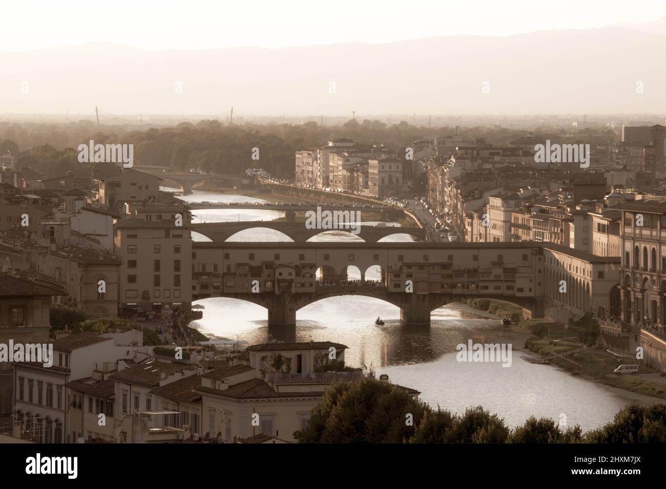 Le Ponte Vecchio est un pont d'arche segmentaire en pierre à éperon au-dessus de l'Arno, à Florence, en Italie. Banque D'Images