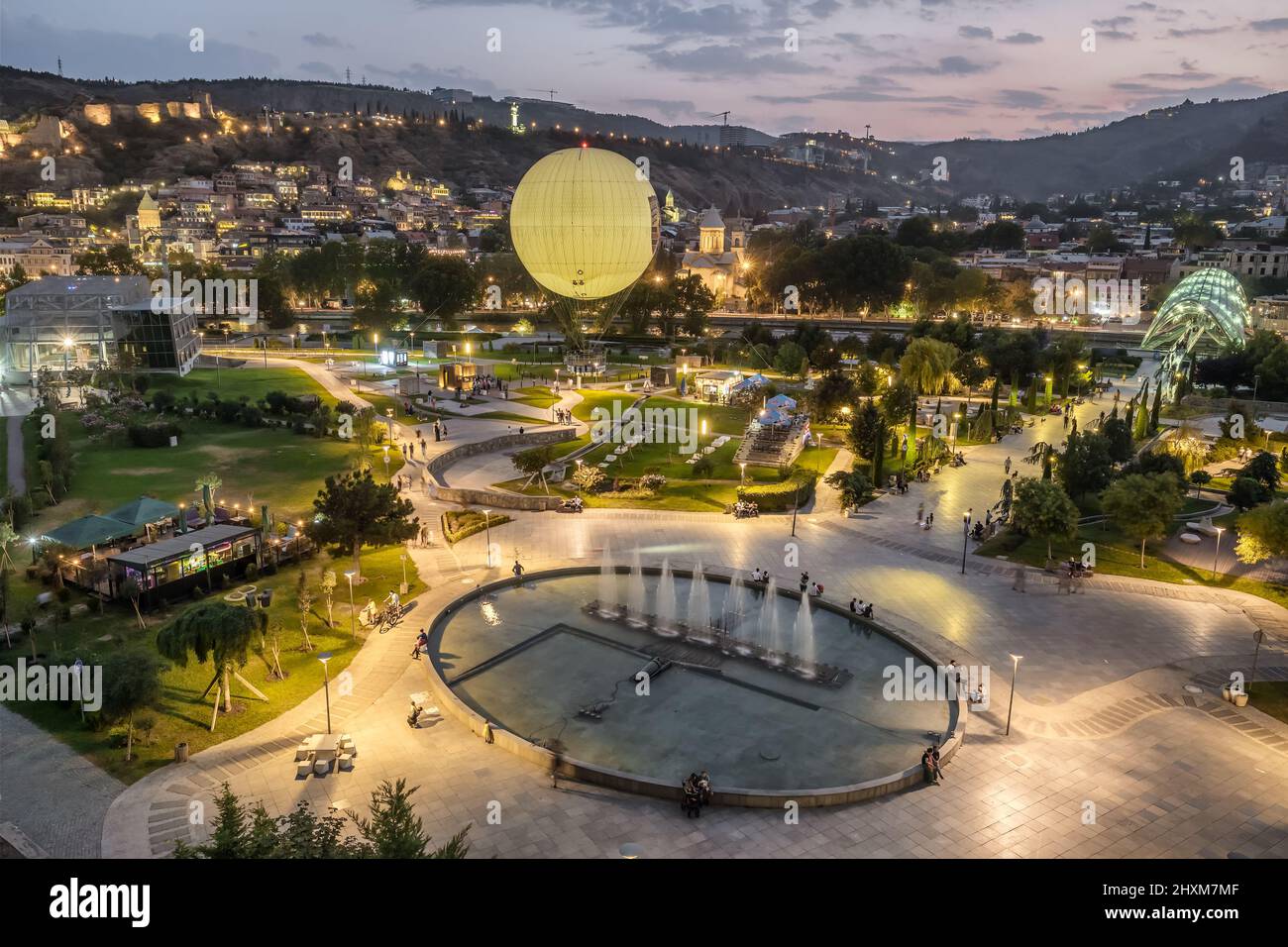 Parc Rike moderne dans le centre-ville de Tbilissi au crépuscule, Géorgie Banque D'Images