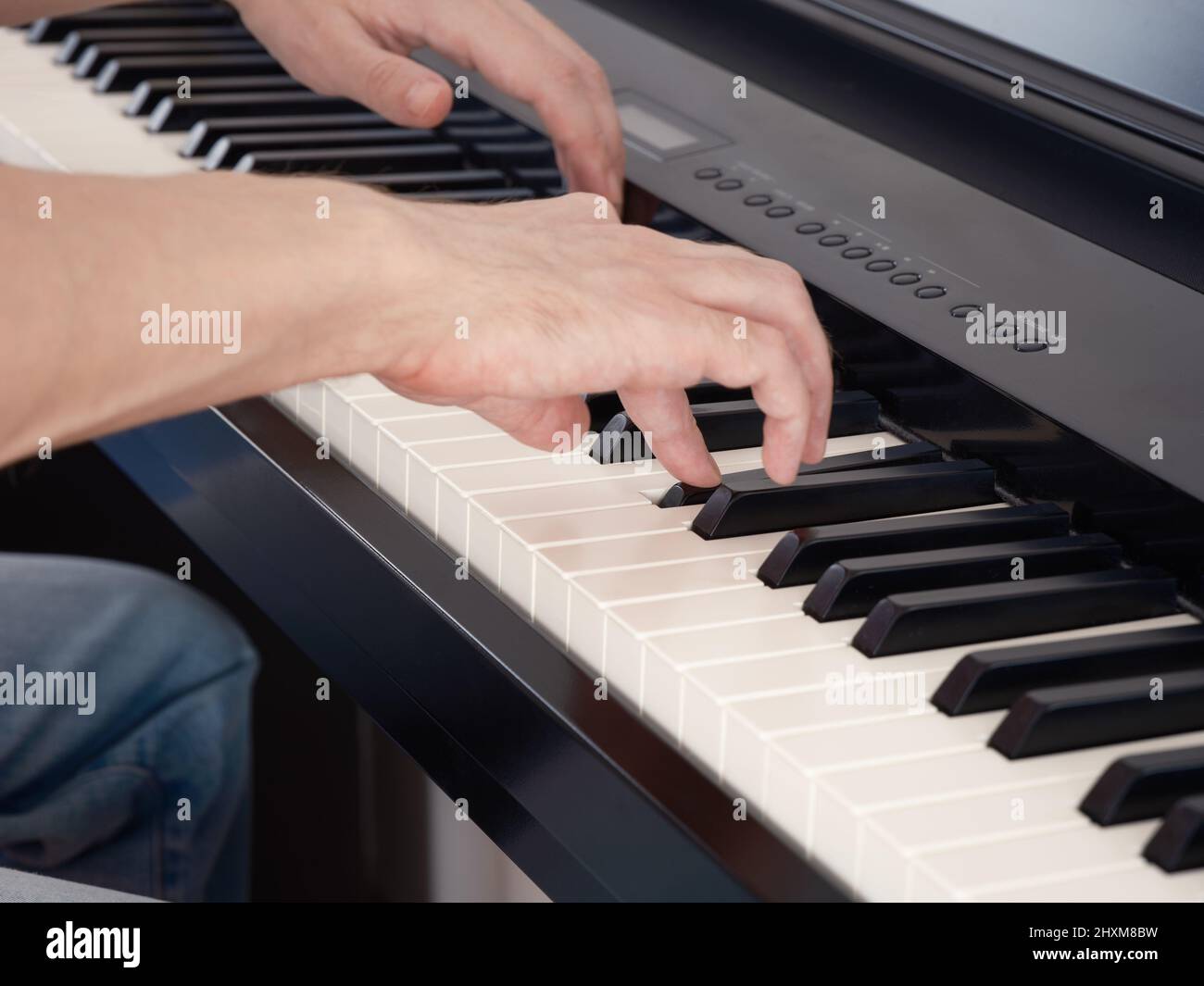 Un homme jouant sur un piano. Gros plan. Banque D'Images