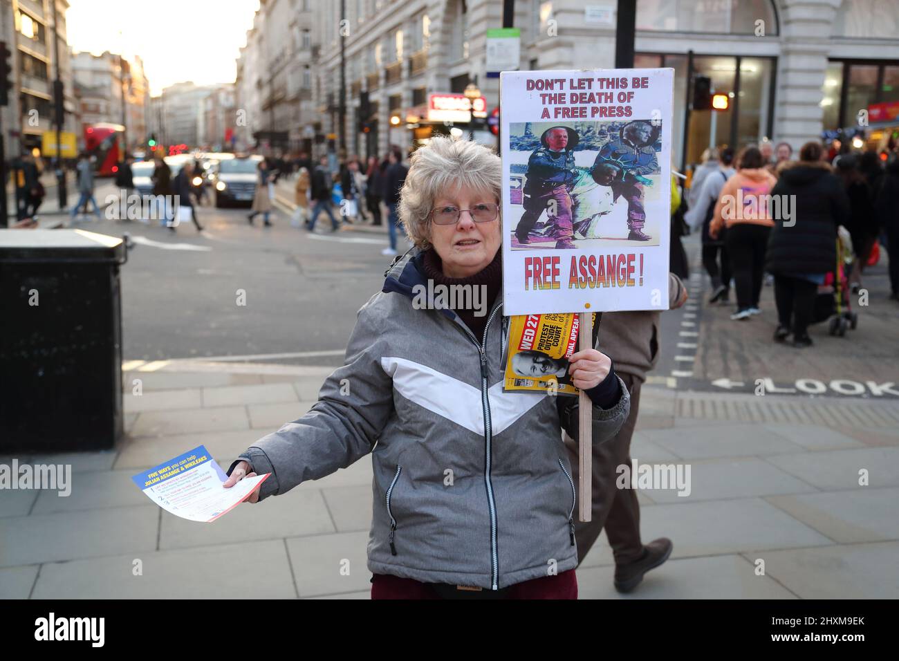 Un petit groupe de manifestants tenant des pancartes campagne pour libérer Julian Assange de la prison de Piccadilly Circus, Londres, Royaume-Uni Banque D'Images
