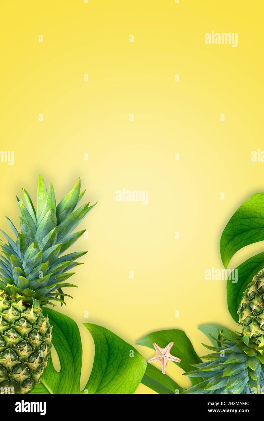 Concept de fond d'été. Vue de dessus de la plage de voyage de vacances avec étoiles de mer, ananas et feuilles de monstère sur fond jaune. Banque D'Images