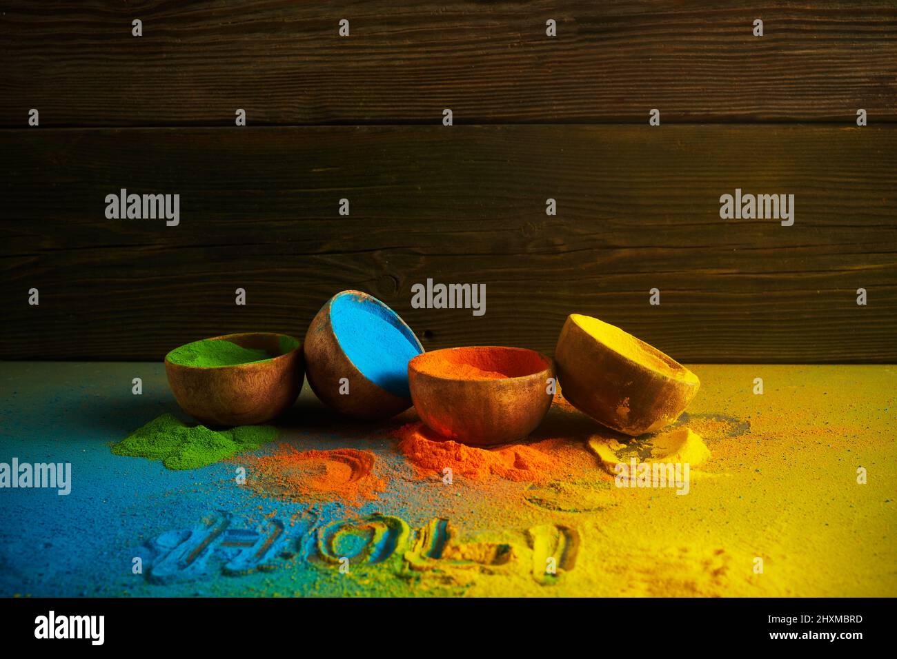Bon arrière-plan Holi. Poudre de couleurs organiques dans un bol pour le festival Holi. Banque D'Images