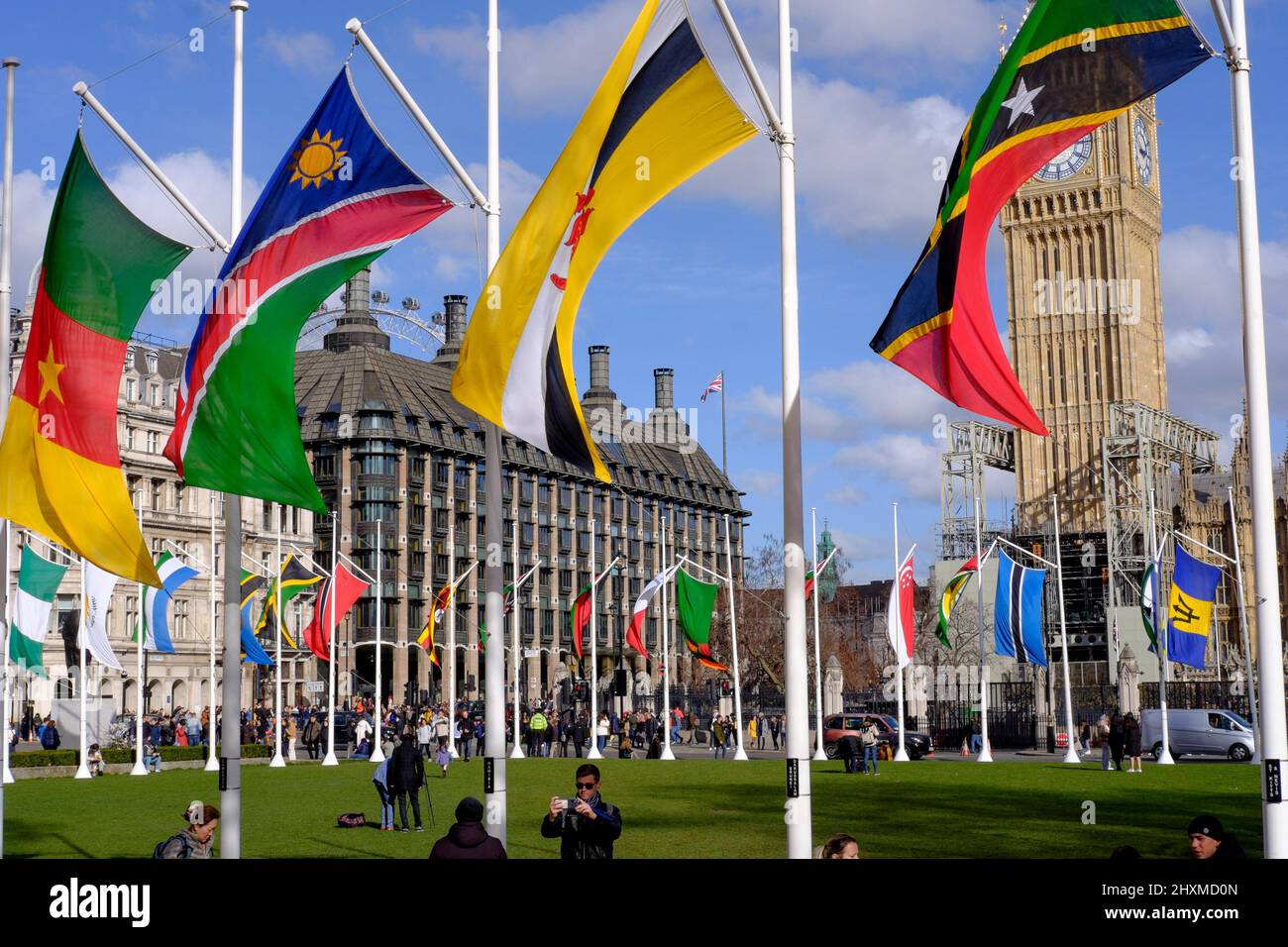 Londres, Royaume-Uni. 12th mars 2022. Les drapeaux des cinquante-quatre pays membres du Commonwealth volent sur la place du Parlement à l'occasion de la Journée du Commonwealth, le 14th mars. Banque D'Images