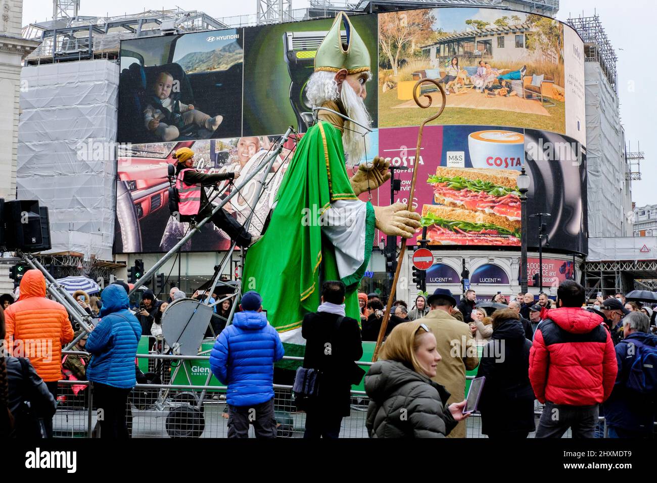 Londres, Royaume-Uni.13th mars 2022. Une marionnette mécanique géante Saint-Patrick divertit les spectateurs le long de la route de la parade annuelle de la Saint-Patrick qui revient à la capitale après une hiatus de deux ans en raison de la pandémie du coronavirus. Banque D'Images