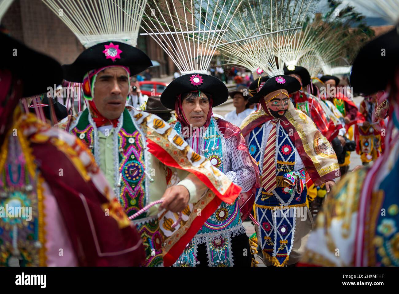 Cuzco, Pérou - 25 décembre 2013 : un groupe de personnes portant des vêtements et des masques traditionnels pendant les Huaylia le jour de Noël sur la Plaza de Armas Banque D'Images