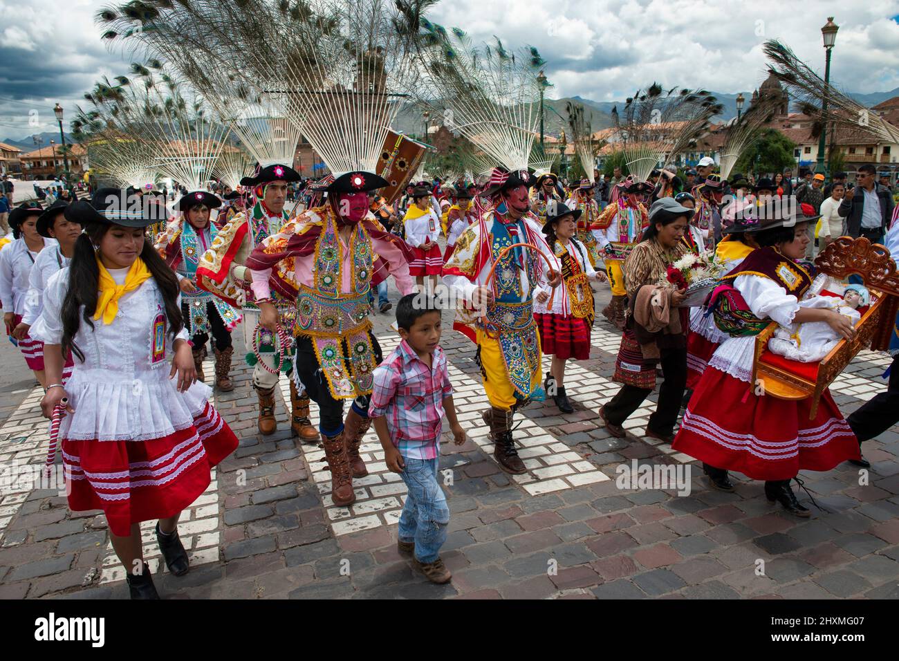 Cuzco, Pérou - 25 décembre 2013 : un groupe de personnes portant des vêtements et des masques traditionnels pendant les Huaylia le jour de Noël sur la Plaza de Armas Banque D'Images