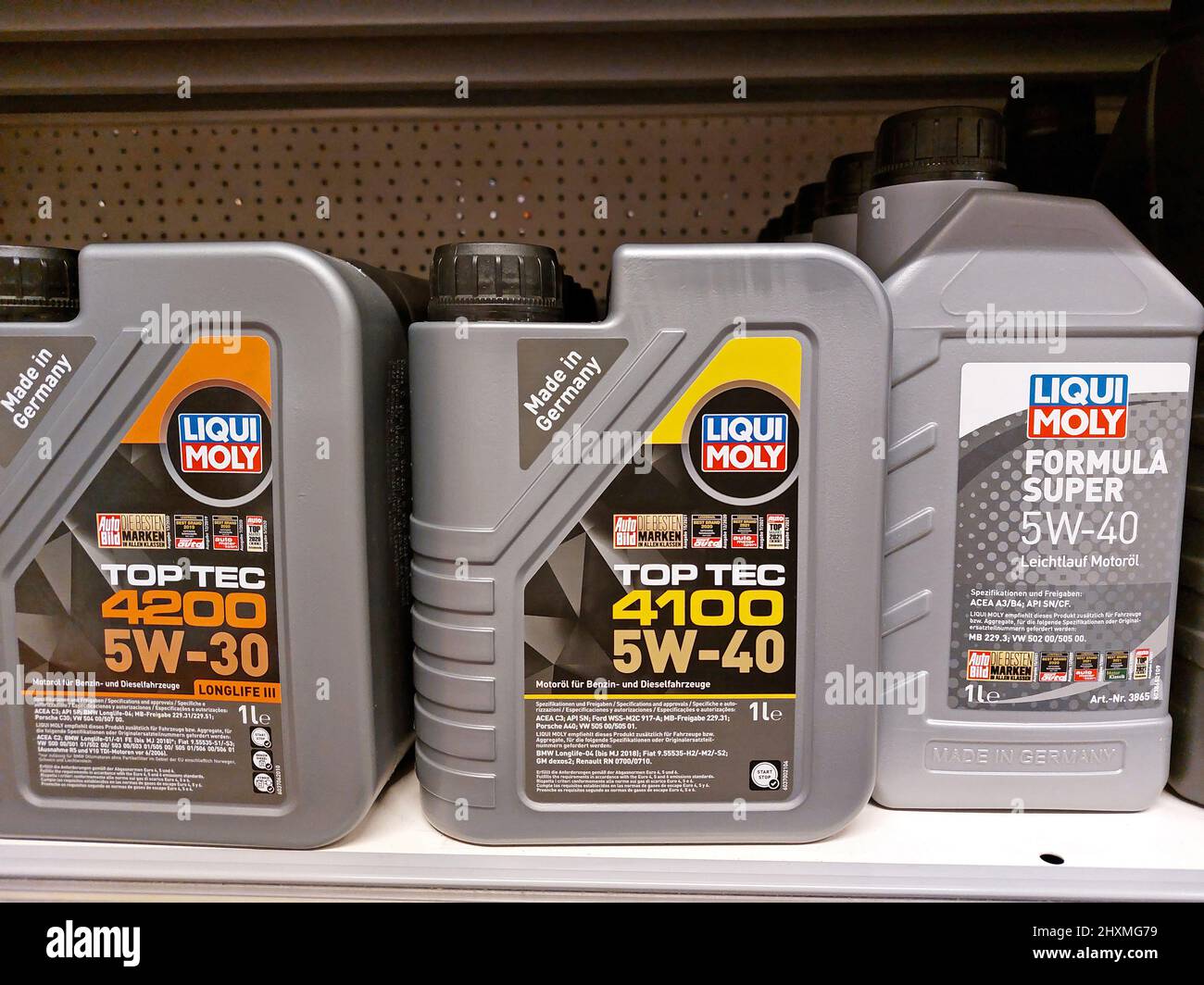 Huile moteur Liqui Moly dans un supermarché Banque D'Images