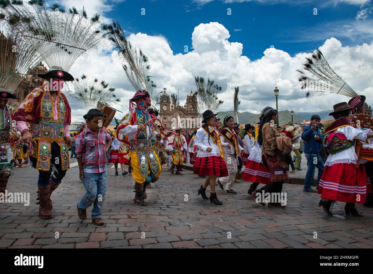 Cuzco, Pérou - 25 décembre 2013 : un groupe de personnes portant des vêtements et des masques traditionnels pendant les Huaylia le jour de Noël sur la Plaza de Armas Banque D'Images