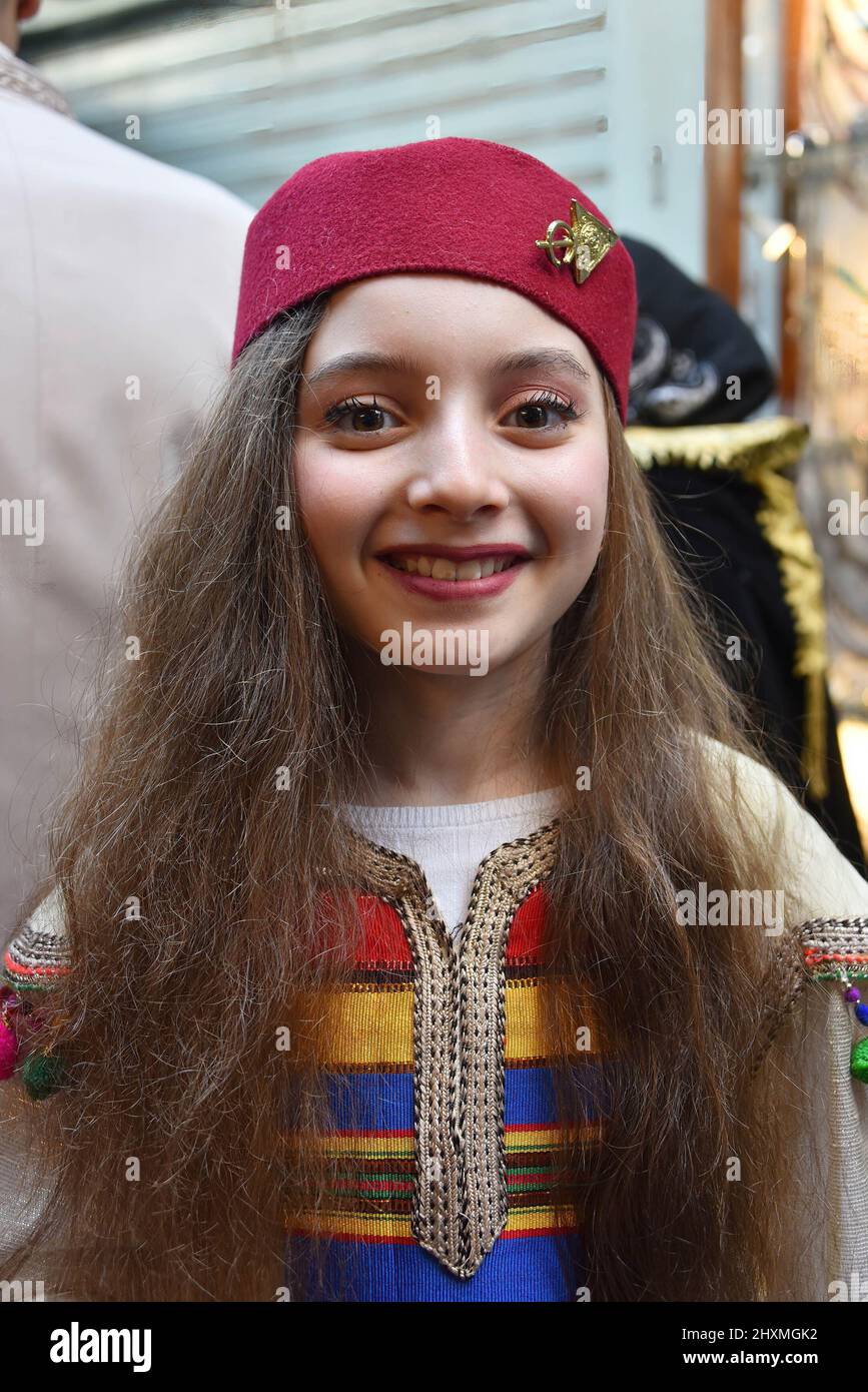 Une jeune Tunisienne vetue de vetements traditionnels participe a une marche a l occasion de la Journee nationale de la robe traditionnelle organisee par l Association du patrimoine tunisien a Tunis. ...