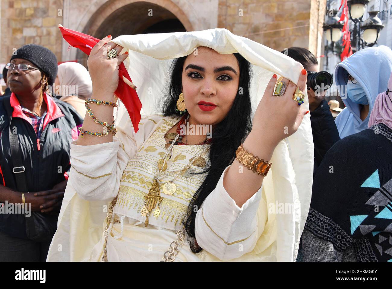 Une Tunisienne vêtue de vêtements traditionnels participe à une marche à  l'occasion de la Journée nationale de la robe traditionnelle, organisée par  l'Association du patrimoine tunisien à Tunis. Chaque année en mars,