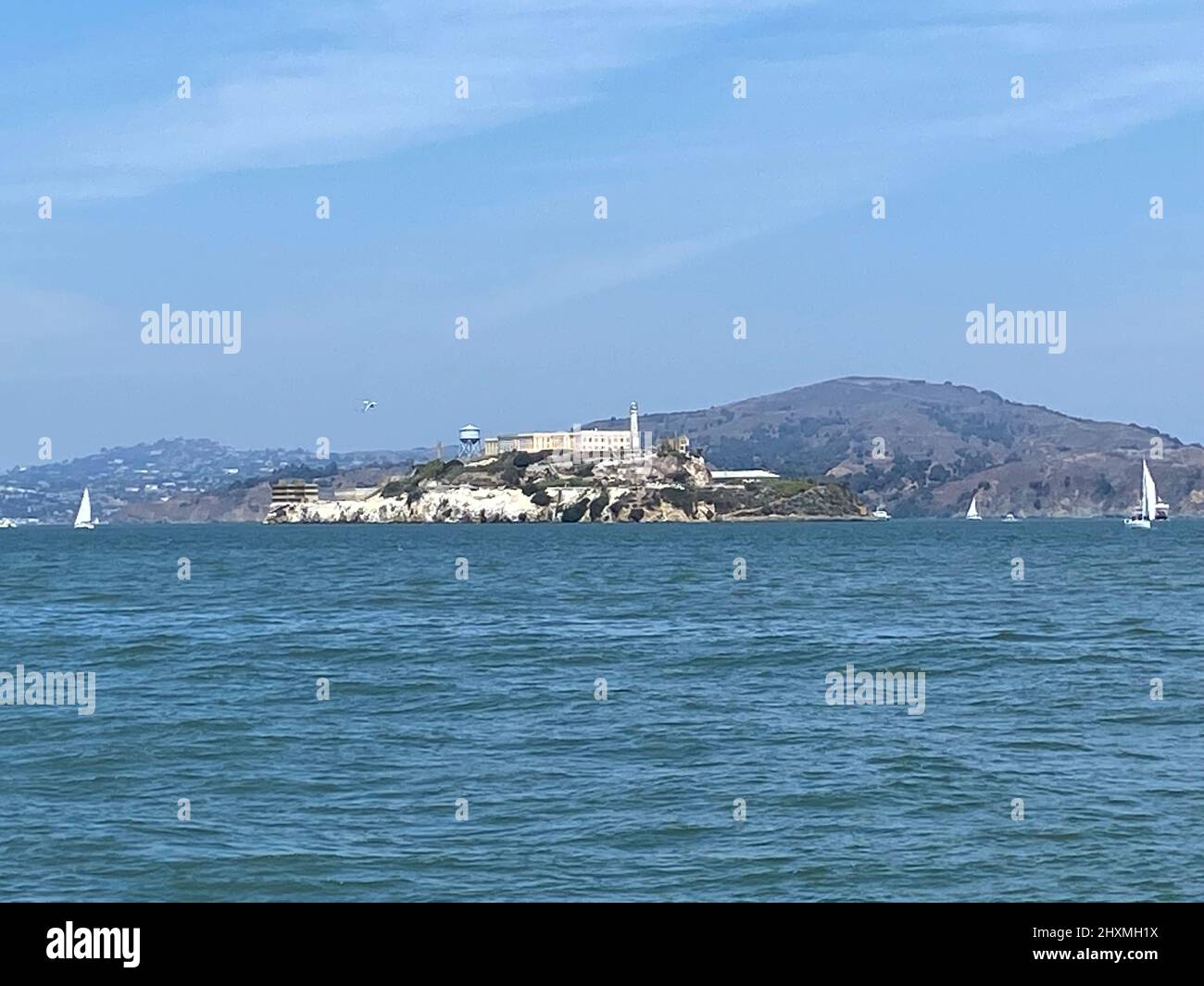 C'est l'île d'Alcatraz est dans la baie de San Francisco à San Francisco, Californie. Il a été créé en prison fédérale en 1934 et fermé en 1963. Banque D'Images