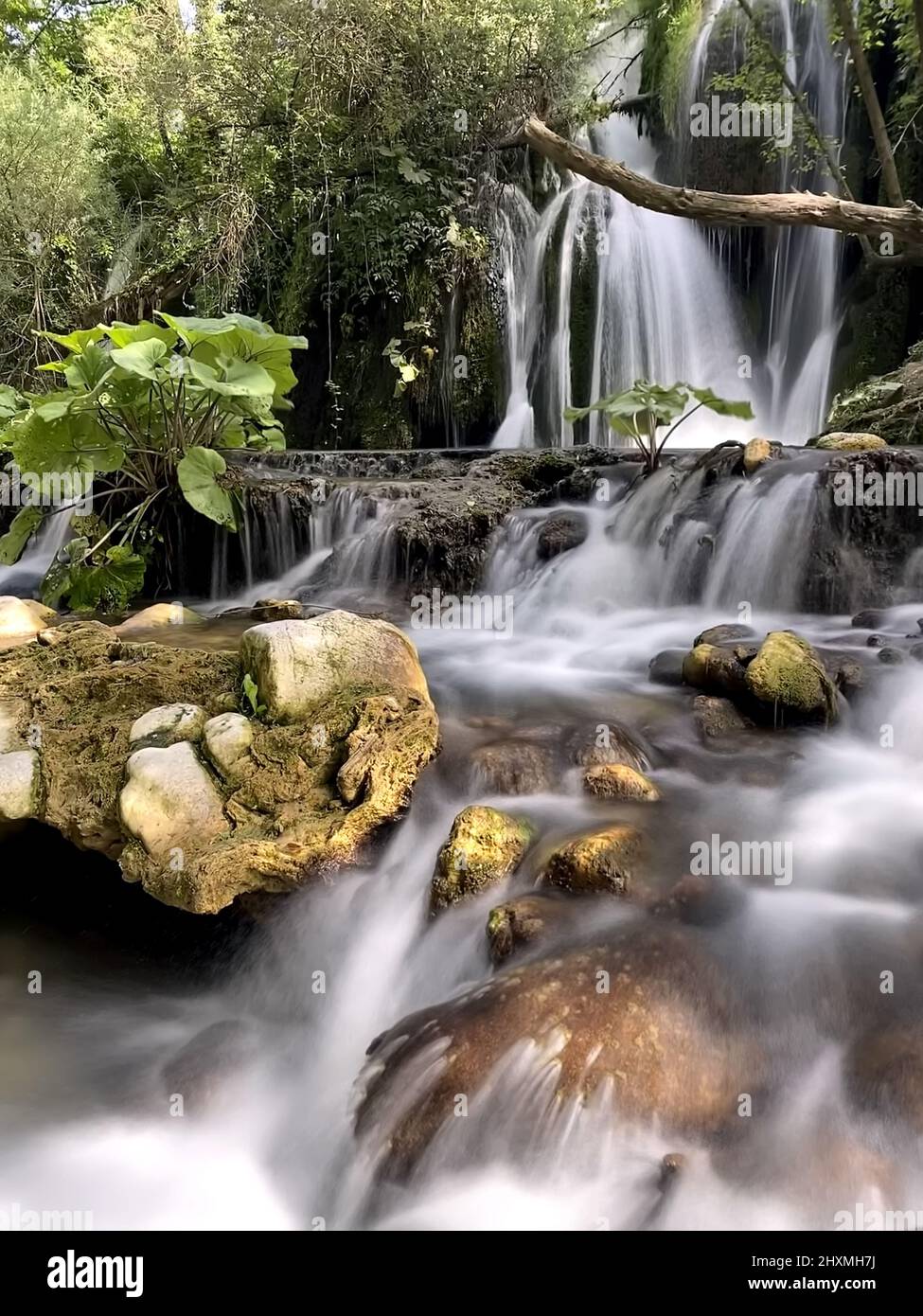 Très bel endroit, très loin des destinations touristiques communes; ces cascades naturelles sont de la rivière Volturno, qui la plus longue rivière au sud de l'ITA Banque D'Images