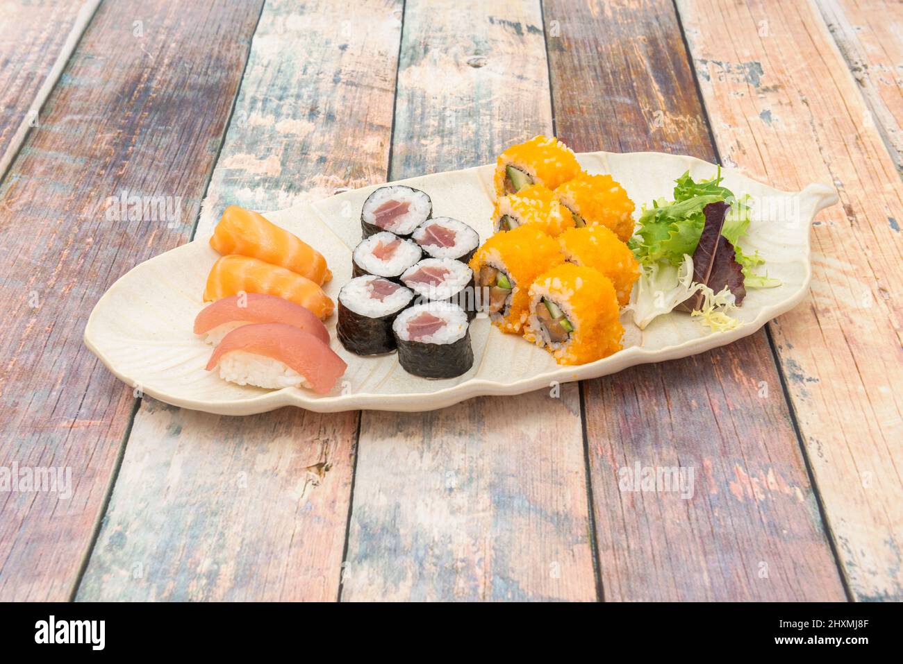 Assortiment de sushis, nigiri de thon rouge, saumon norvégien, maki de thon, rouleau de californie uramaki Banque D'Images