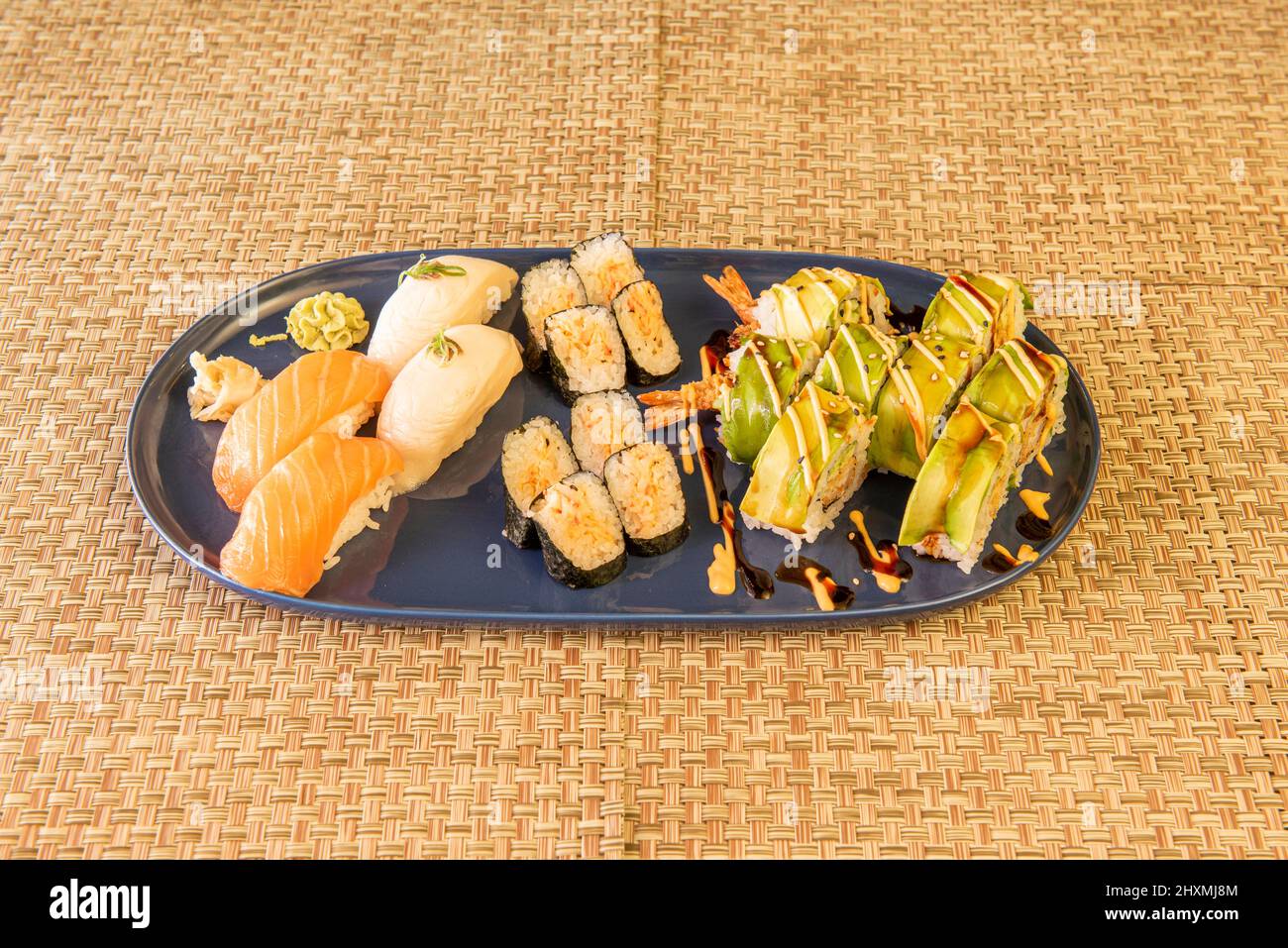 Assortiment de sushis, nigiri de thon rouge, saumon norvégien, maki de thon, rouleau de Californie uramaki, le saumon, le wasabi et le gingembre Banque D'Images