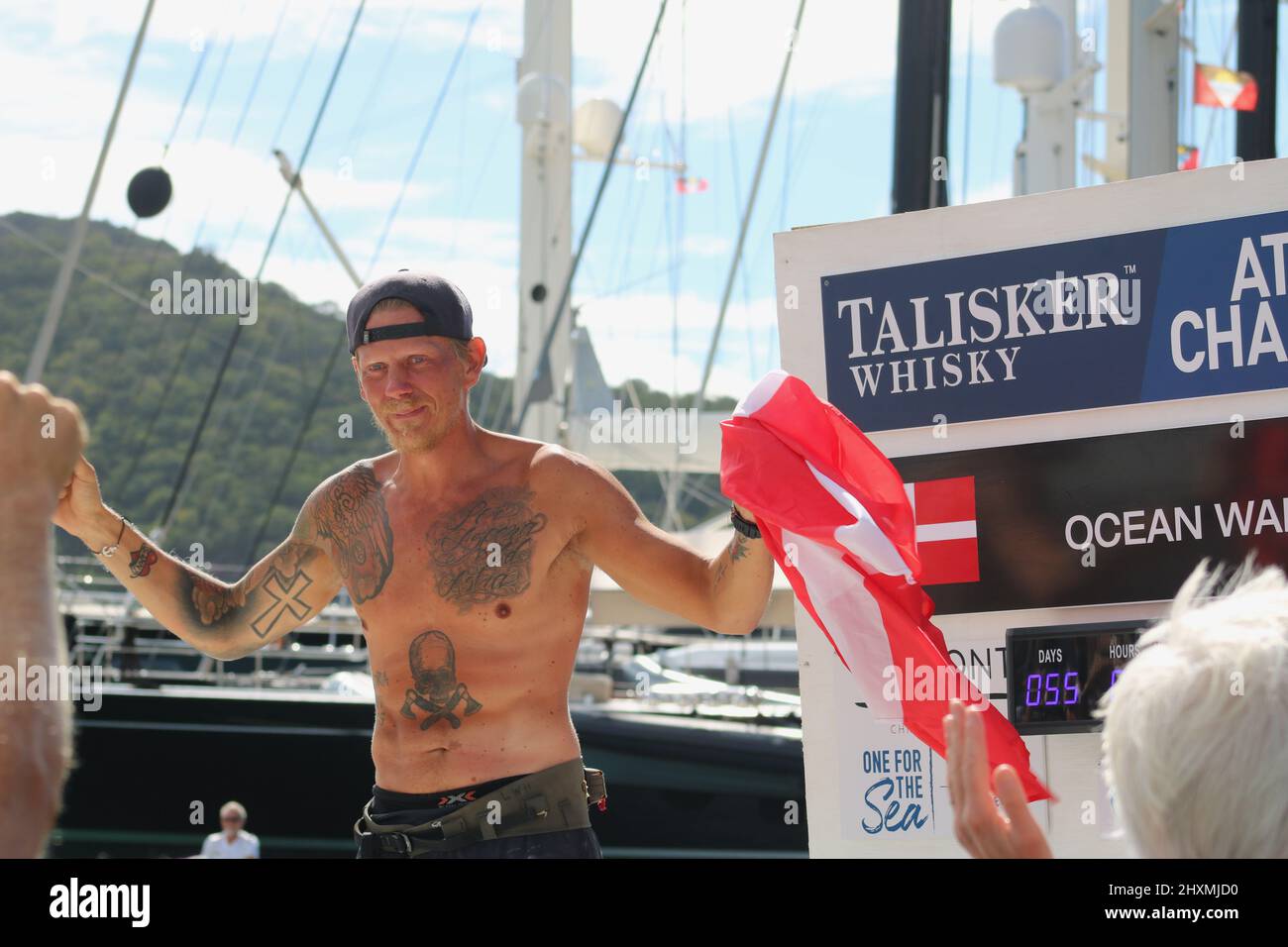 Guerrier danois de l'océan célébrant la fin de la course d'aviron Talisker Atlantic Challenge à English Harbour à Antigua Banque D'Images