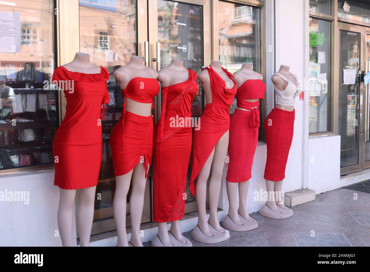 Six mannequins femelles portant différentes robes rouges à l'extérieur d'un magasin à St John's sur Antigua-et-Barbuda Banque D'Images