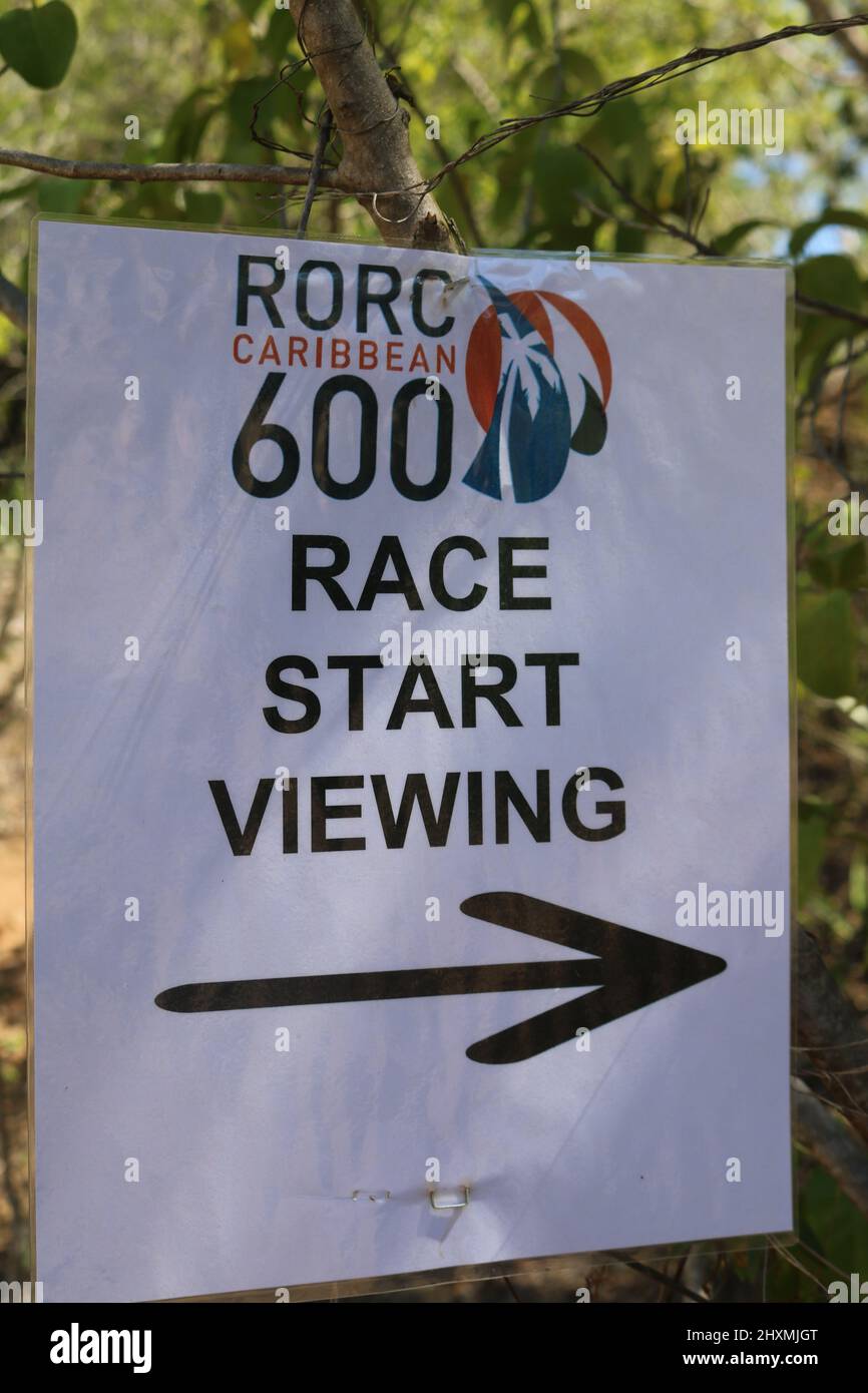 Affiche du Royal Ocean Racing Club dirigeant les gens vers la zone d'observation Race Start au-dessus du port anglais, Antigua-et-Barbuda pour les Caraïbes 600 Banque D'Images