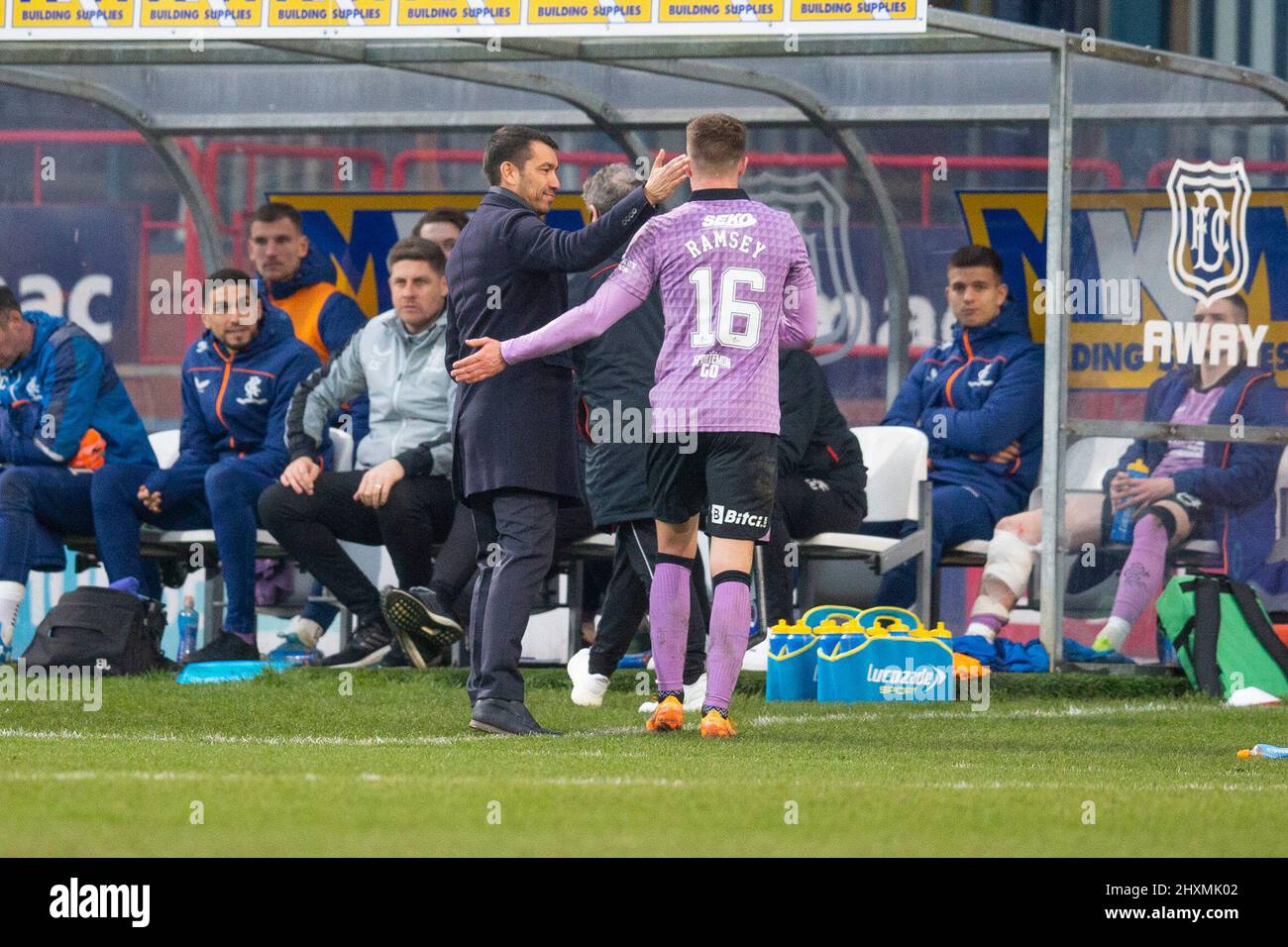 13th mars 2022 ; Dens Park, Dundee, Écosse: Scottish Cup football, Dundee versus Rangers; Un pat sur le dos pour Aaron Ramsey de Rangers du Manager Giovanni van Bronckhorst comme il est substimué Banque D'Images