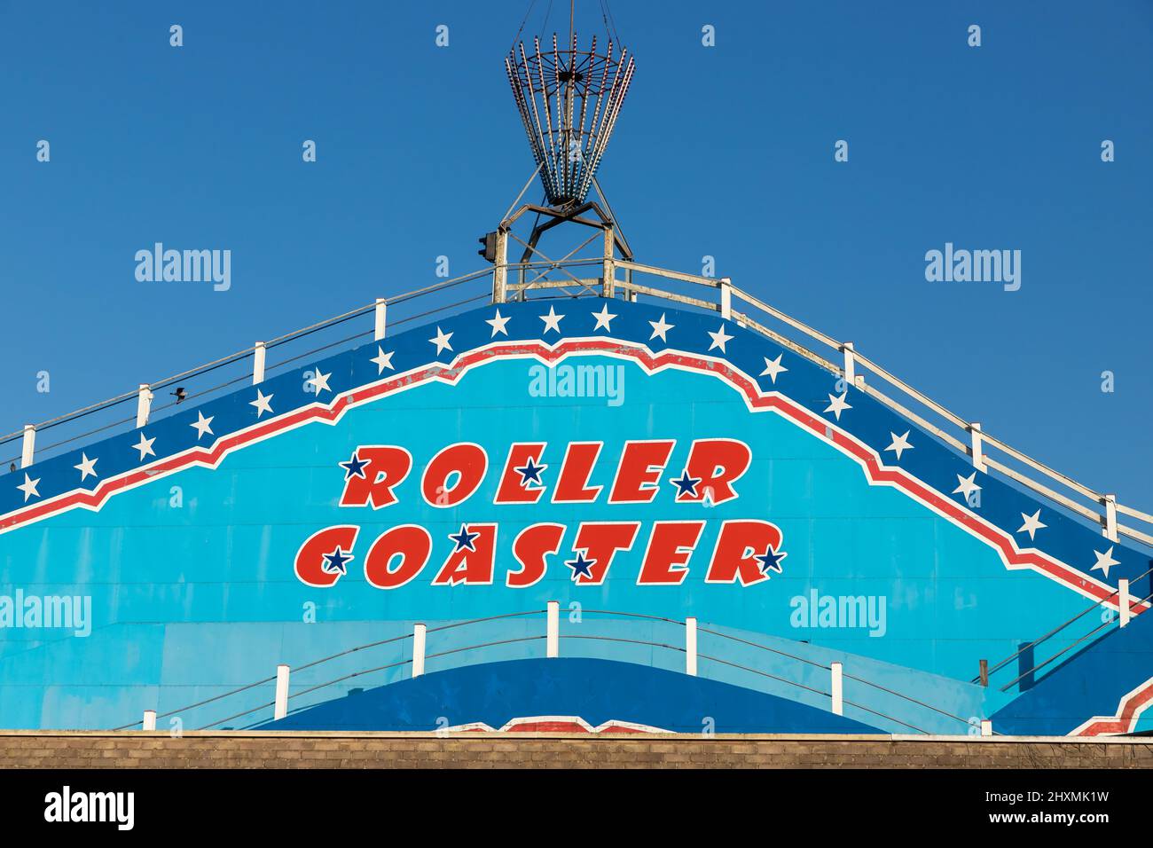 Montagnes russes en bois à Great Yarmouth Please Beach Amusement Park à North Norfolk, Royaume-Uni lors d'un bel après-midi de mars Banque D'Images Montagnes russes en bois à Great Yarmouth Please Beach Amusement Park à North Norfolk, Royaume-Uni lors d'un bel après-midi de mars Banque D'Images